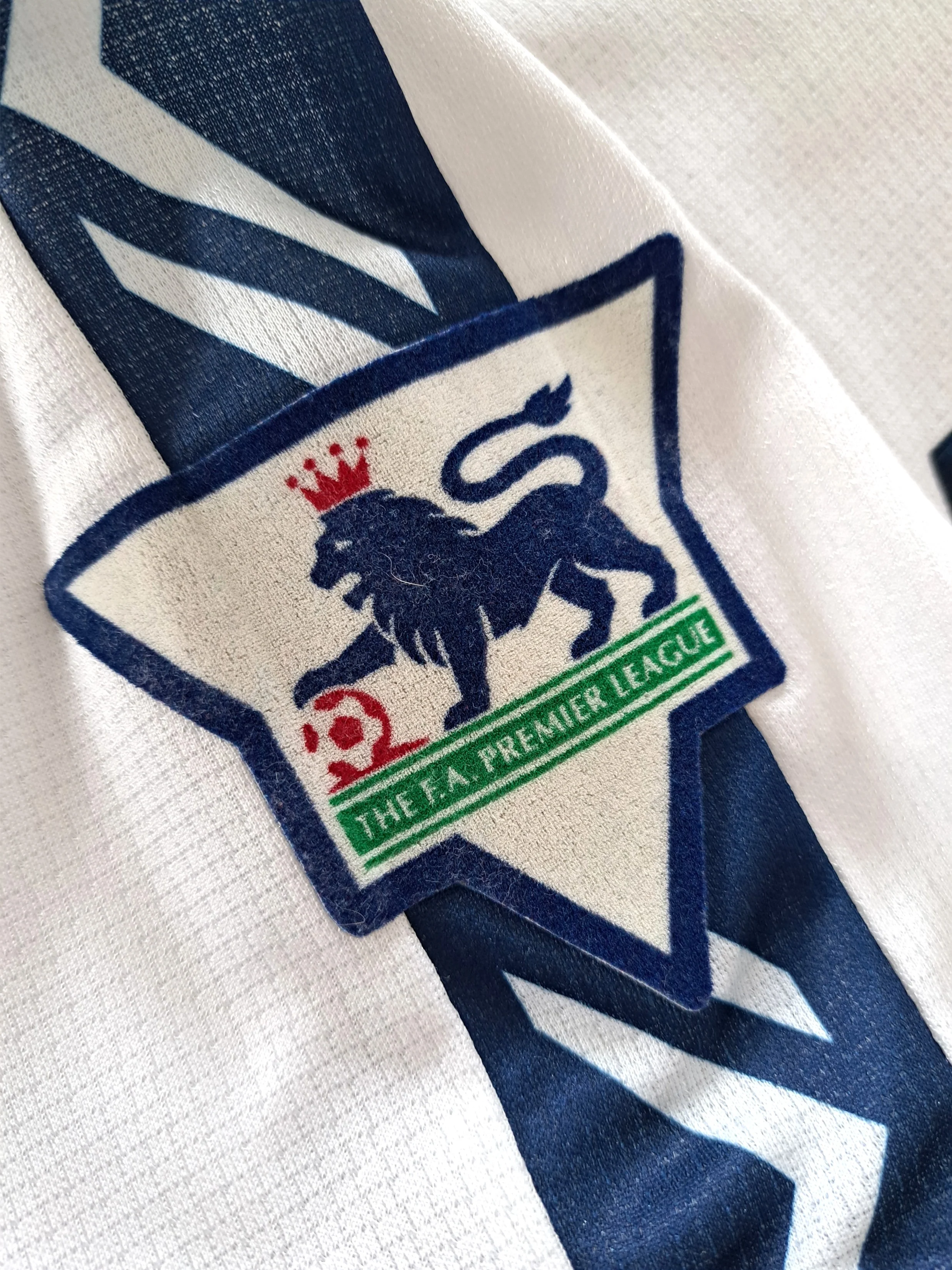1995/96 Tottenham Home Premier League Football Shirt Sheringham #10 (S) - Image 5