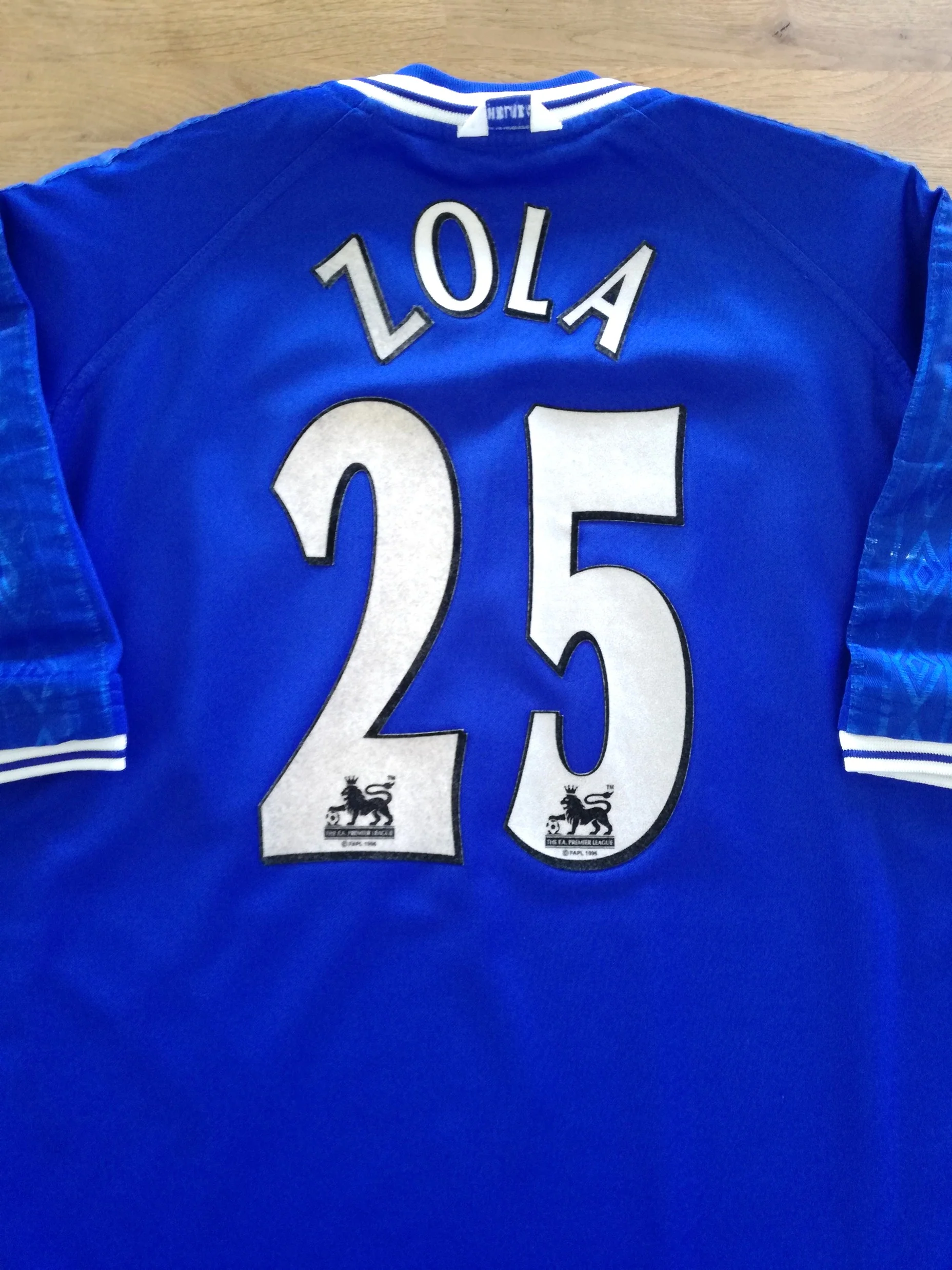 1999/00 Chelsea Home Premier League Football Shirt Zola #25 (XL)