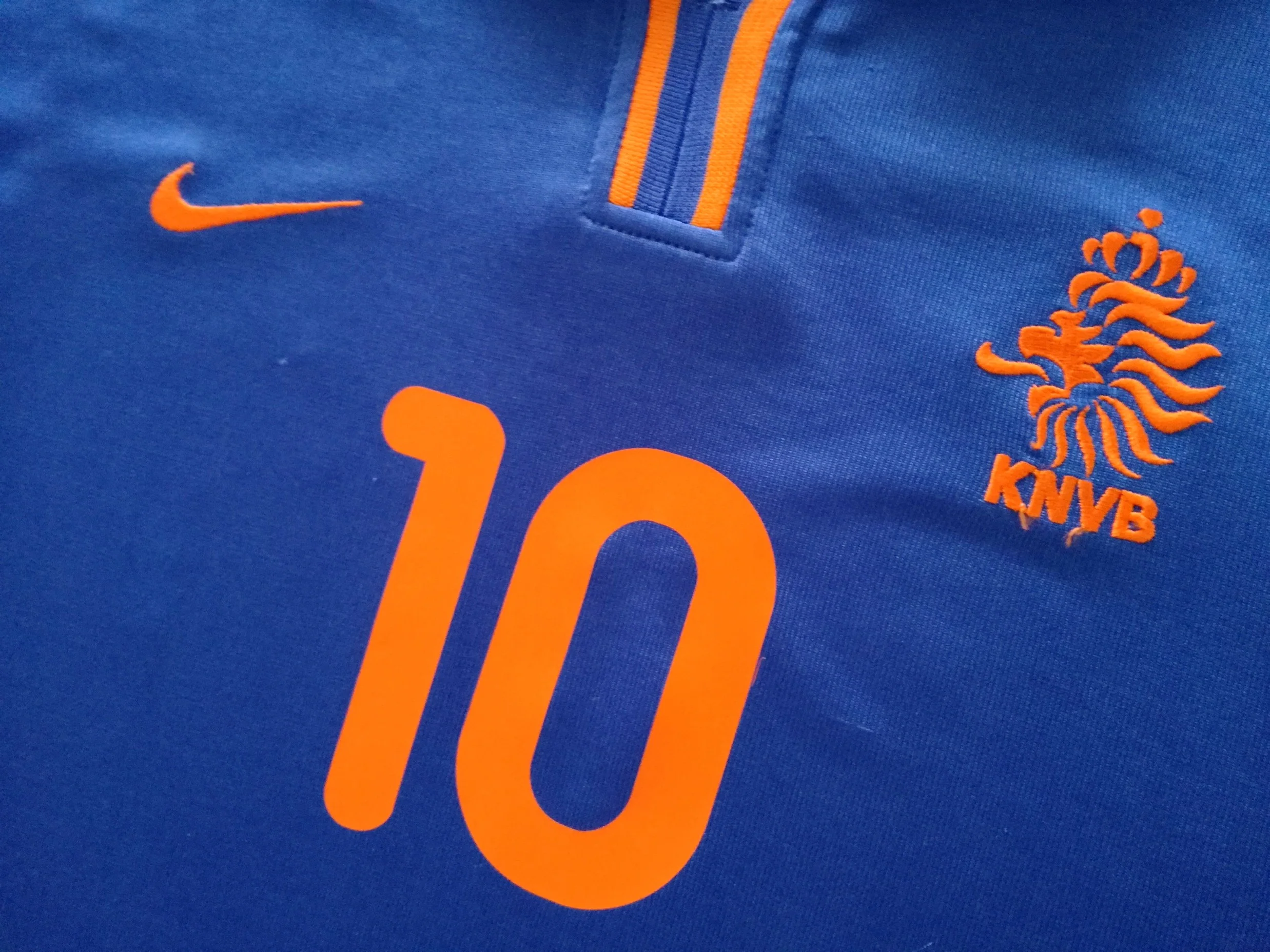 2000/01 Netherlands Away Football Shirt Bergkamp #10 (M) - Image 3