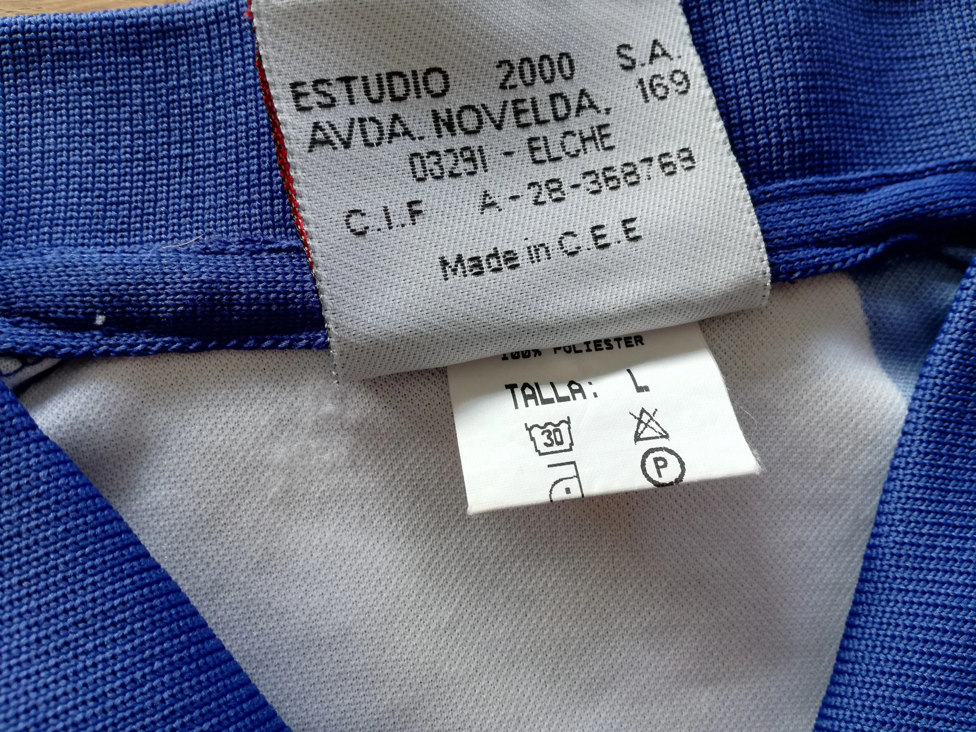 2002/03 Catalonia Home Player Issue Football Shirt + Shorts #19 (L) - Image 3
