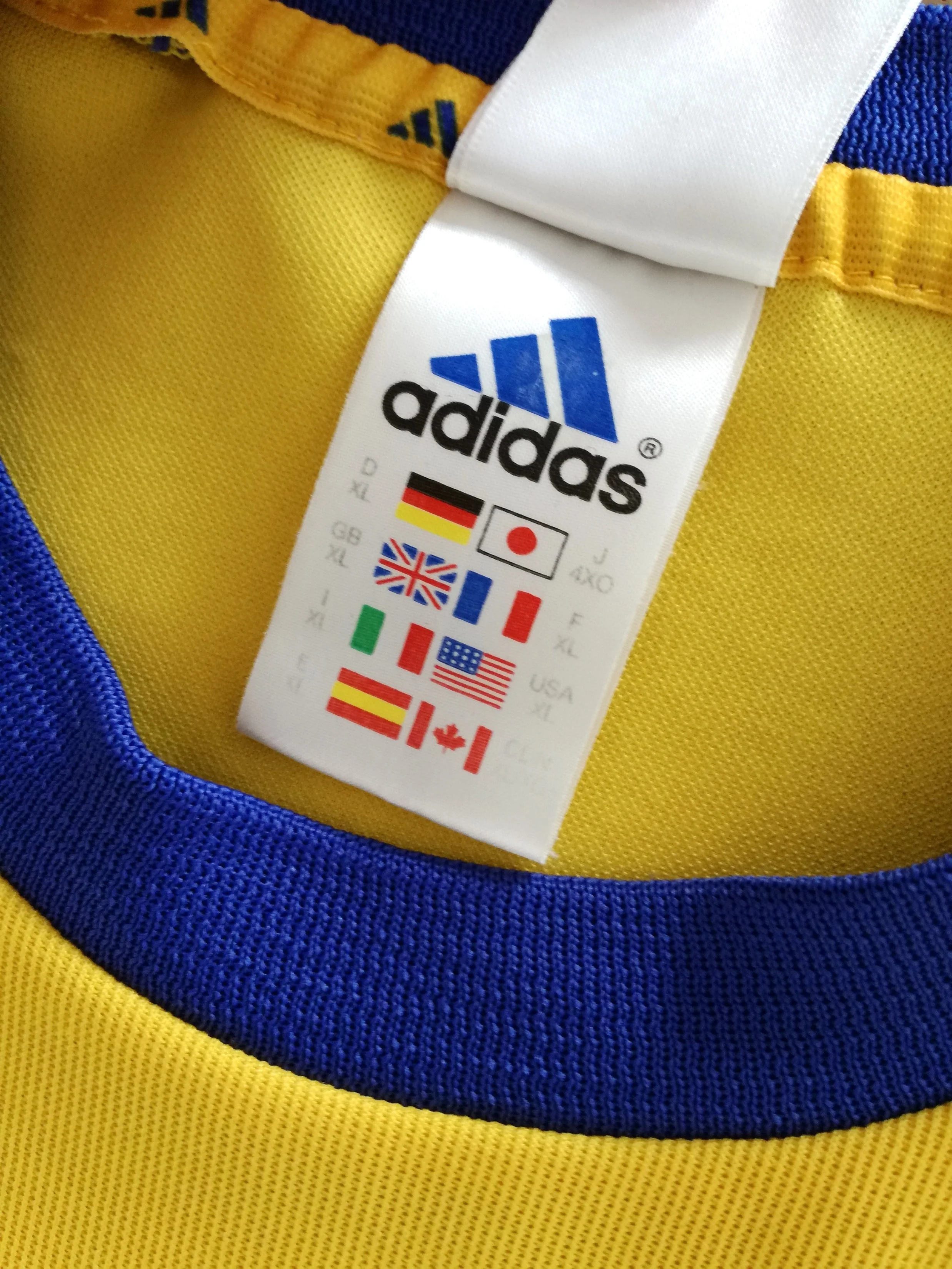 2002/03 Sweden Home Football Shirt (XL) - Image 3