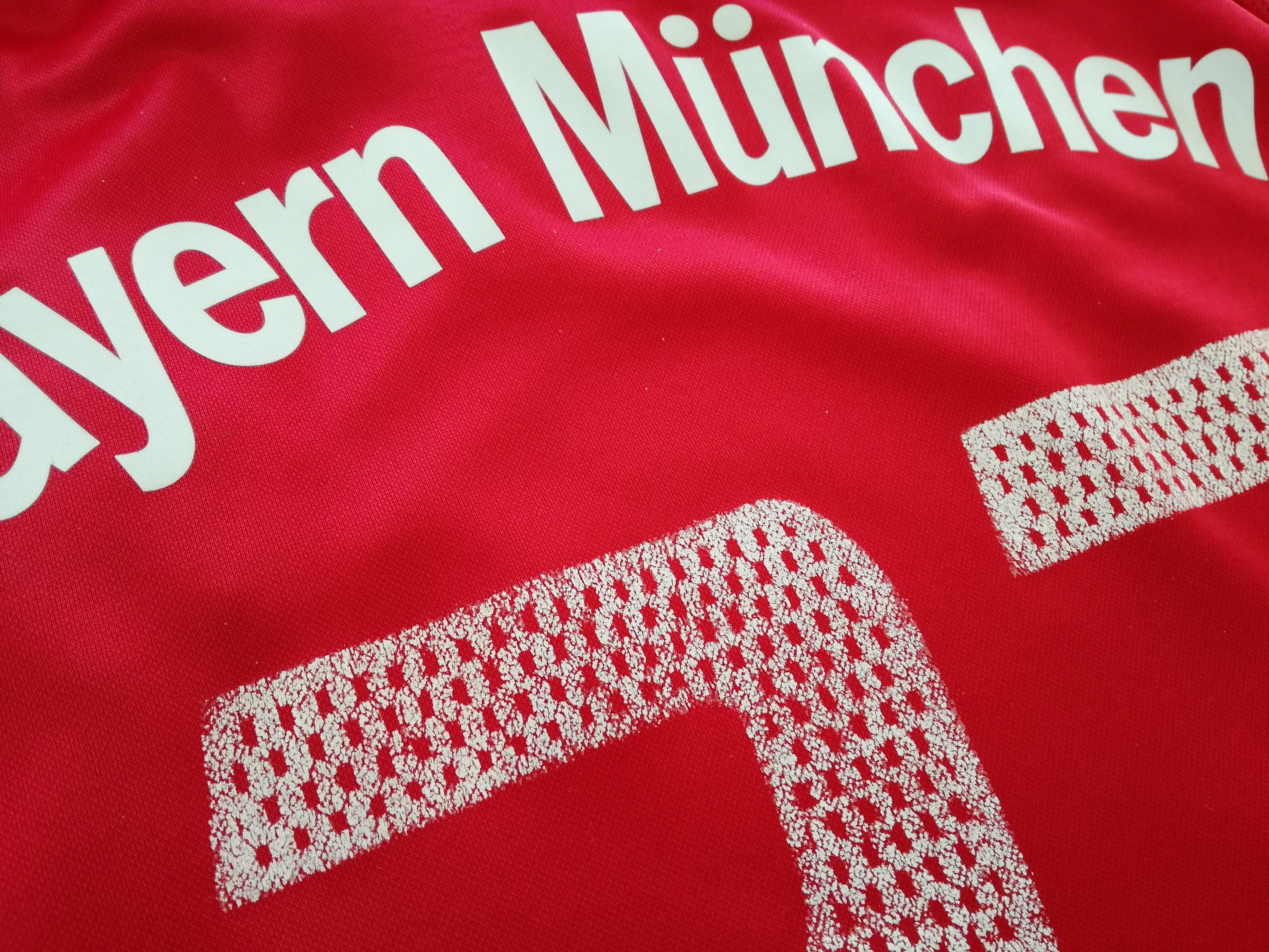 2003/04 Bayern Munich Home Bundesliga Football Shirt Hargreaves #23 (M) - Image 8