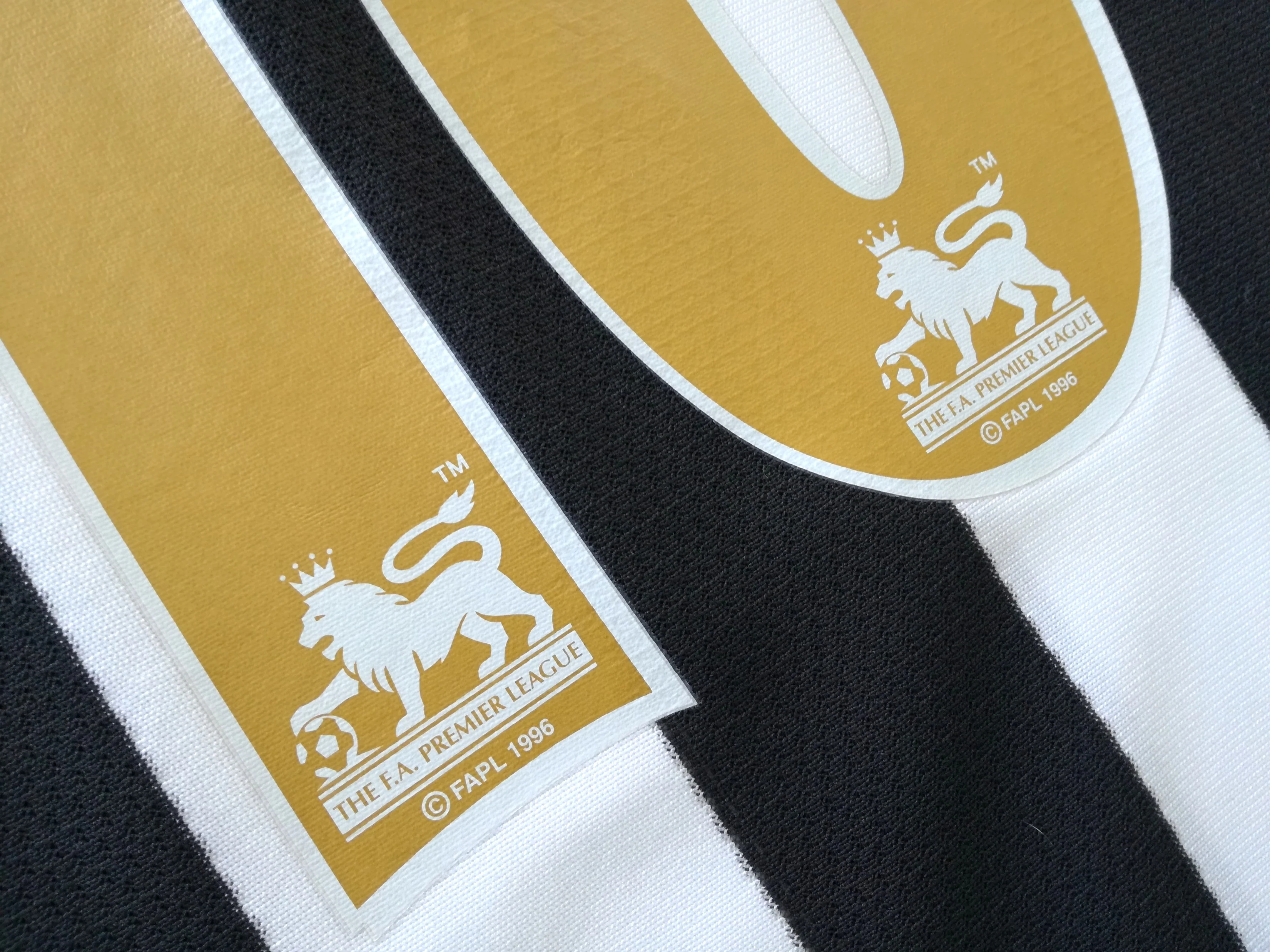 2003/04 Newcastle Utd Home Premier League Football Shirt Owen #10 (Kids) - Image 4