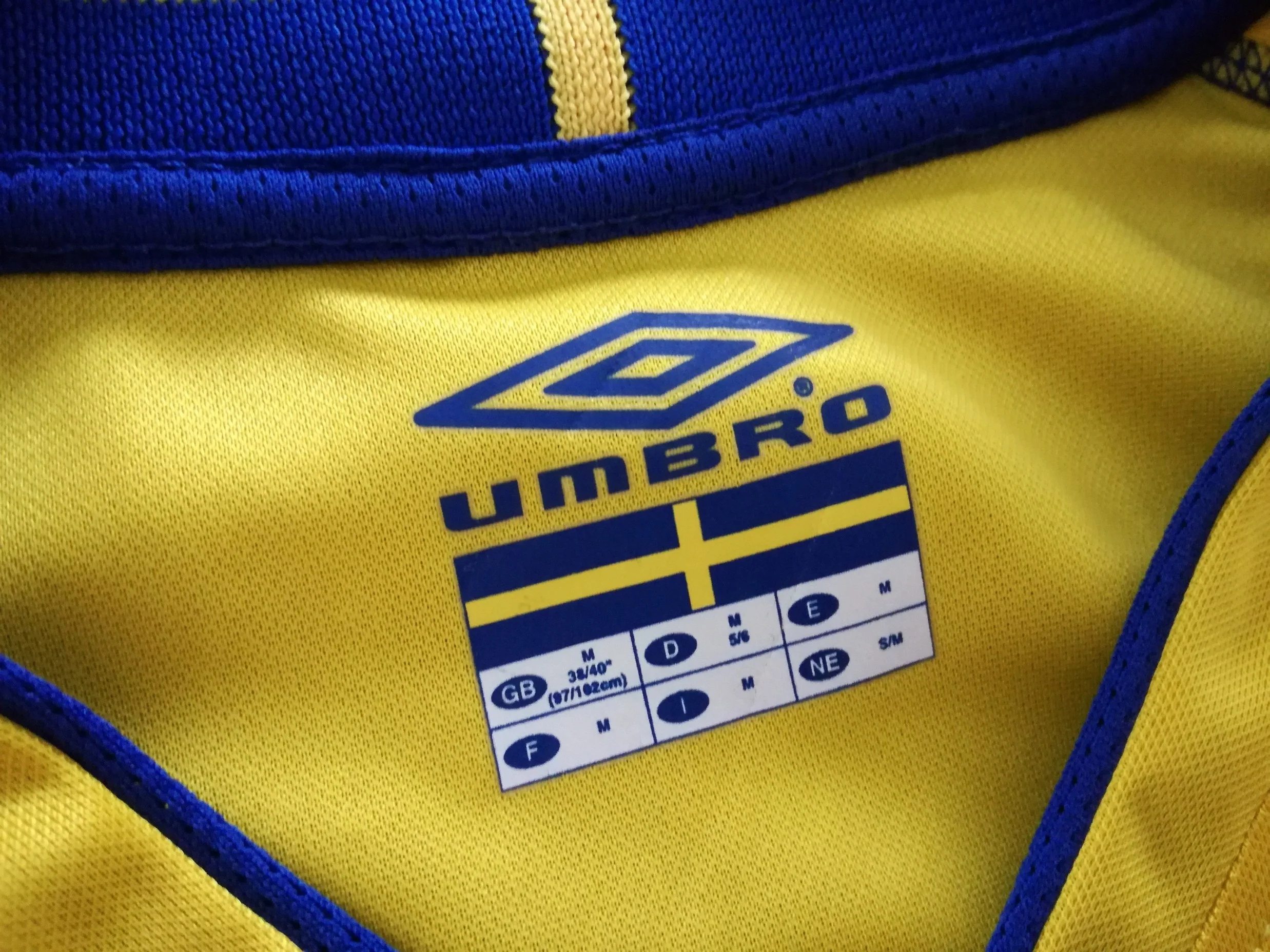 2003/04 Sweden Home Football Shirt. (M) - Image 2