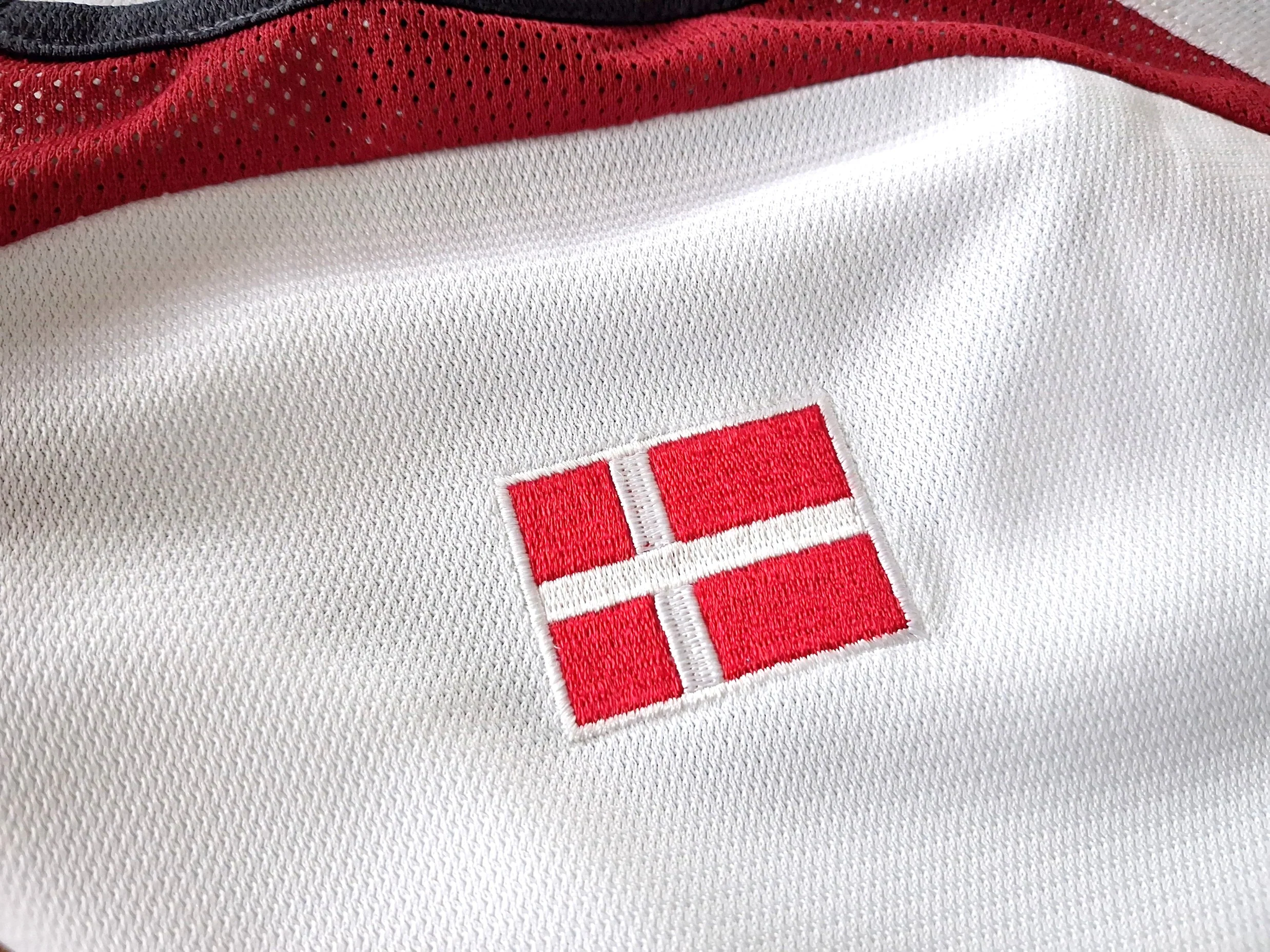 2004/05 Denmark Training Shirt (M) - Image 5