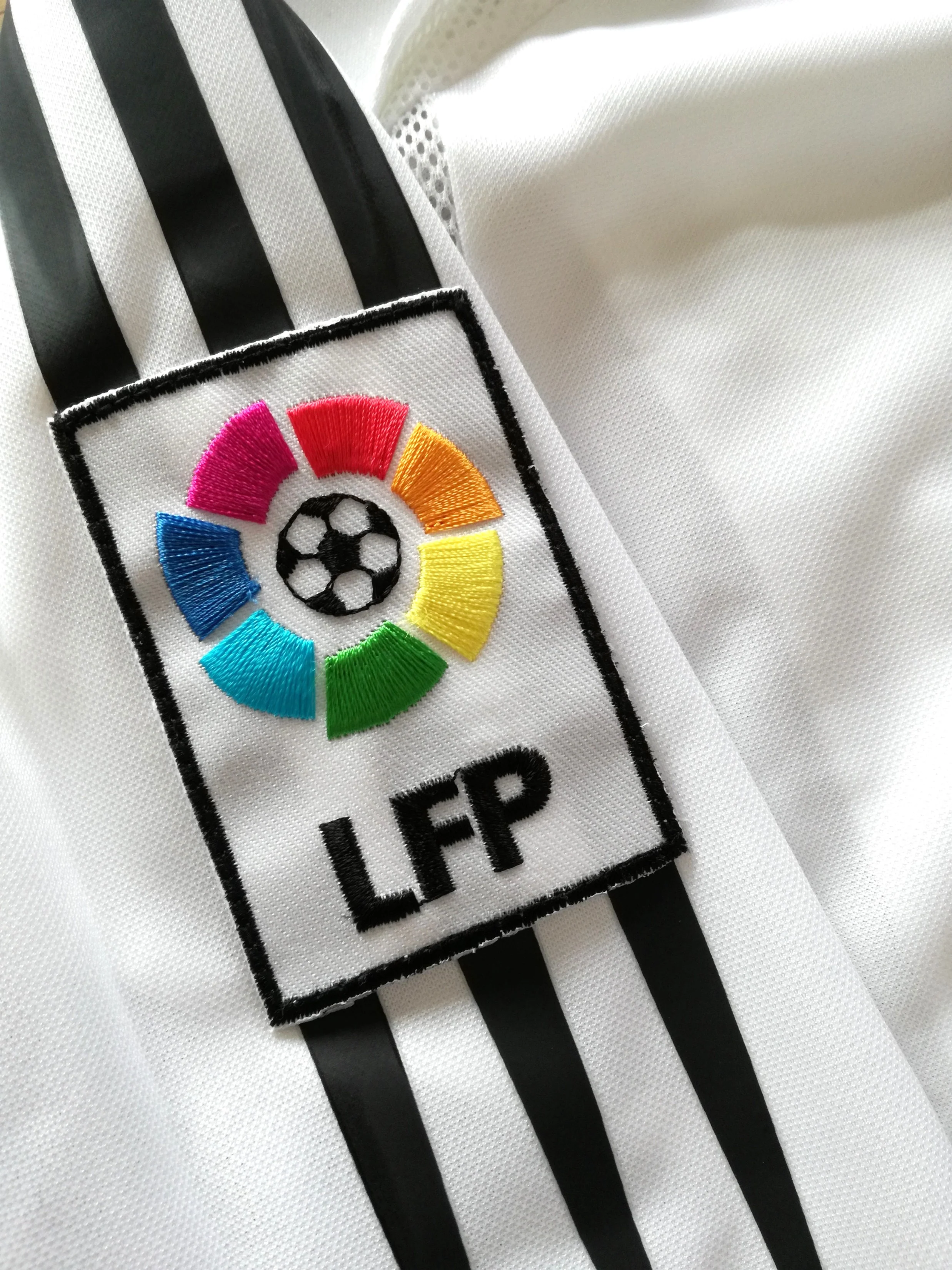 2004/05 Real Madrid Home La Liga Football Shirt (XXL) - Image 6