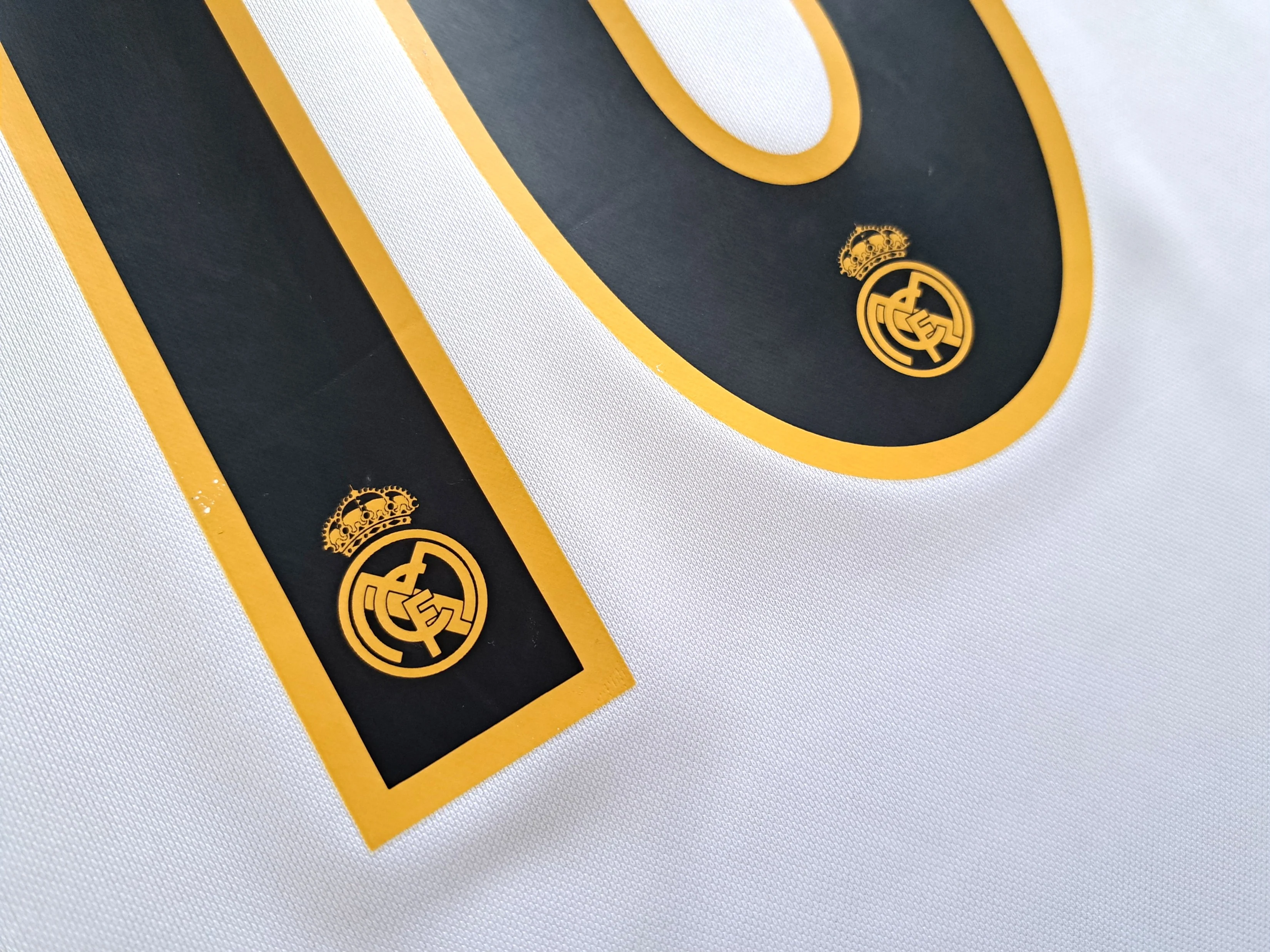 2004/05 Real Madrid Home La Liga Football Shirt Figo #10 (S) - Image 8
