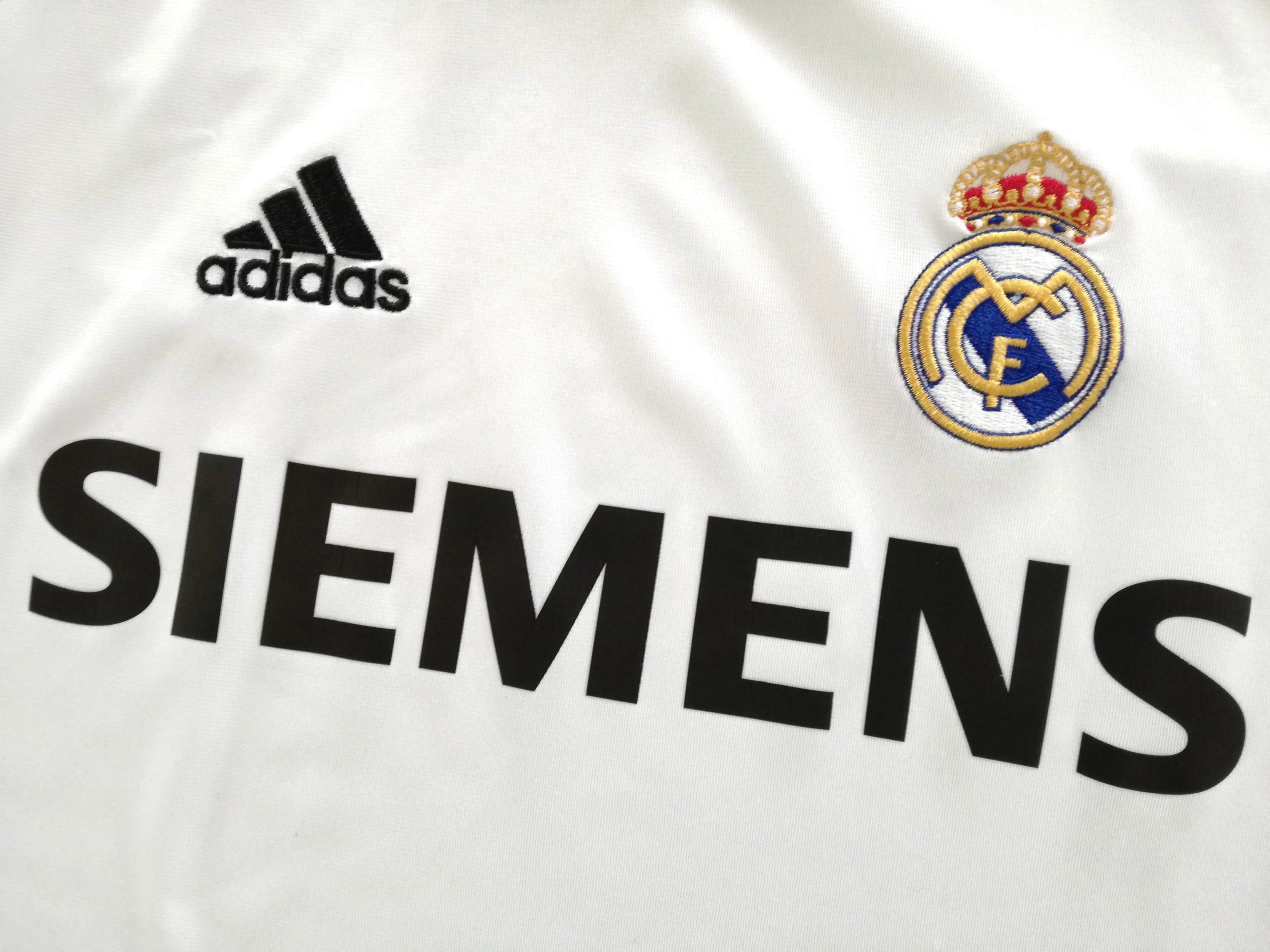 2005/06 Real Madrid Home La Liga Football Shirt (S) - Image 3