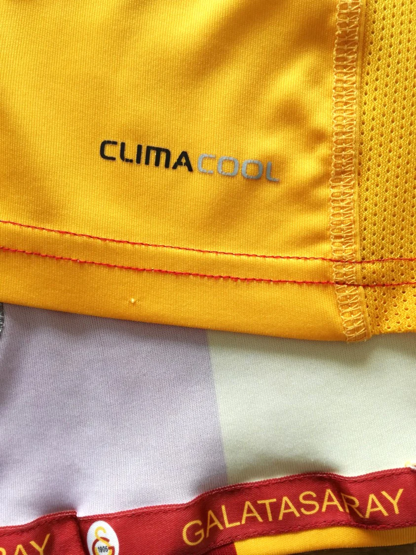 2009/10 Galatasaray Home Football Shirt (M) - Image 3