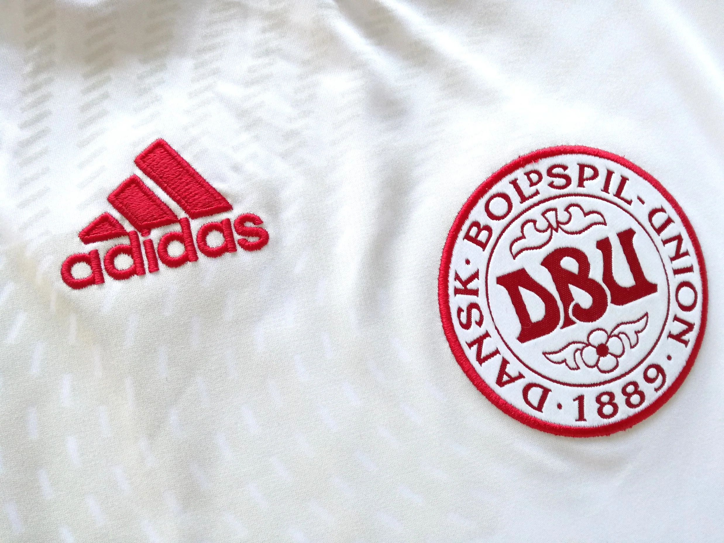2010/11 Denmark Away Football Shirt (L) - Image 3