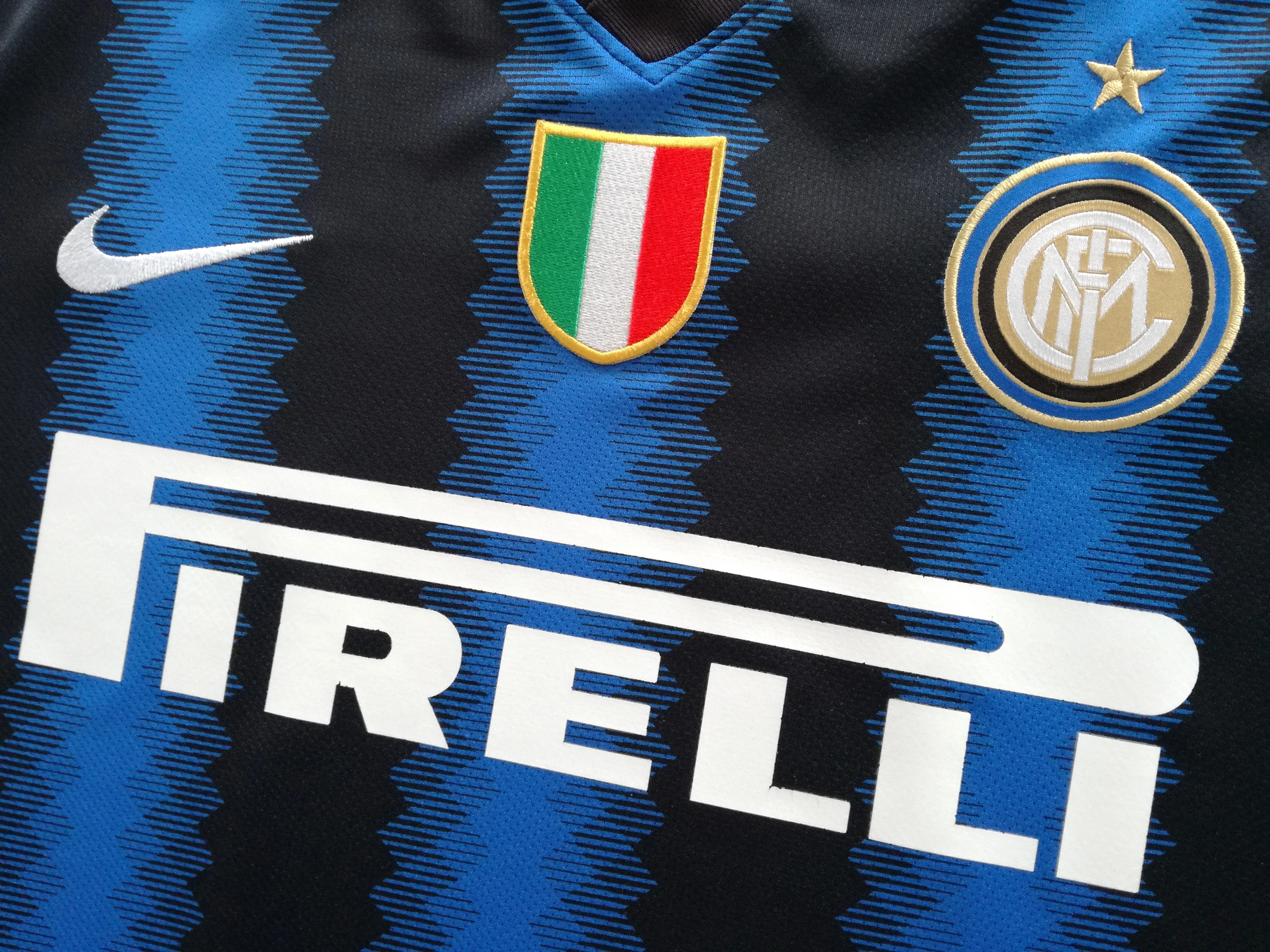 2010/11 Internazionale Home Football Shirt (L) - Image 3