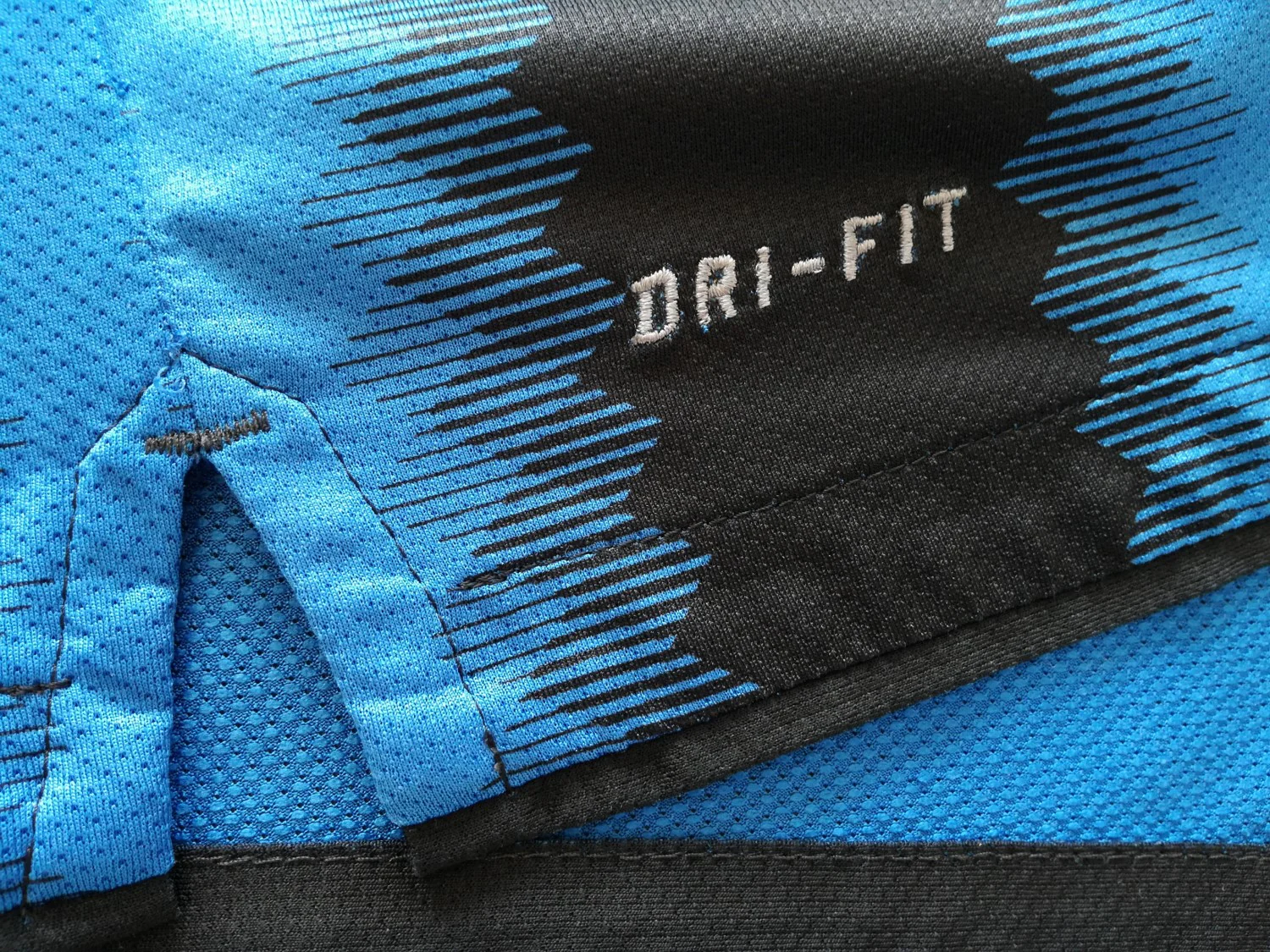 2010/11 Internazionale Home Football Shirt (S) - Image 4
