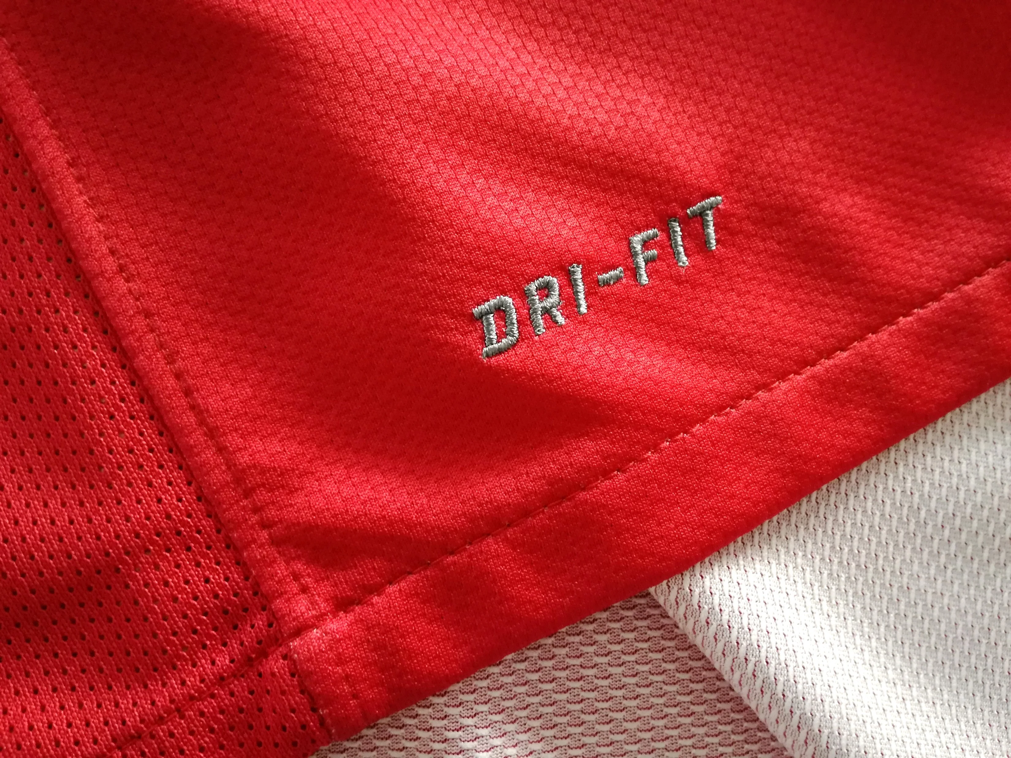 2010/11 Serbia Home Football Shirt (L) - Image 5