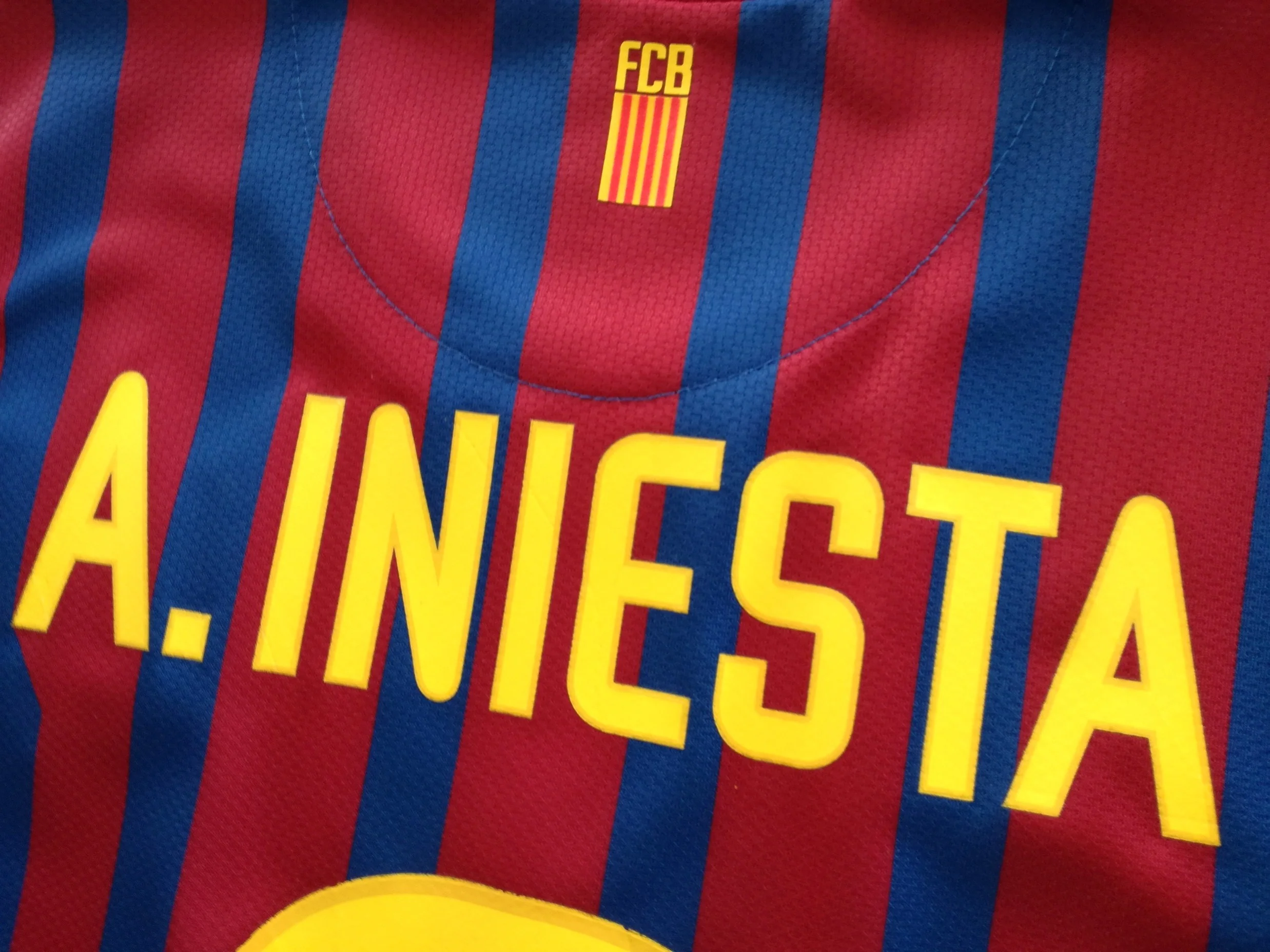 2011/12 Barcelona Home La Liga Football Shirt A. Iniesta #8 (S) - Image 10
