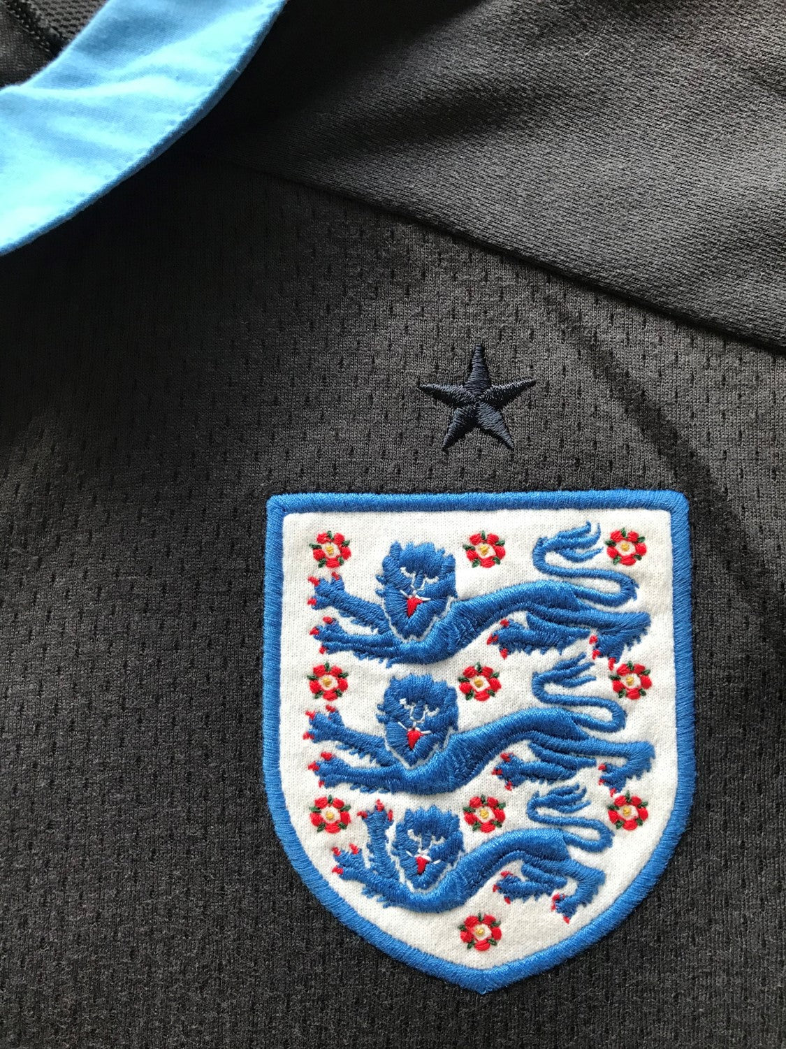 2011/12 England Away Football Shirt Young #11 (L) (XL) - Image 3