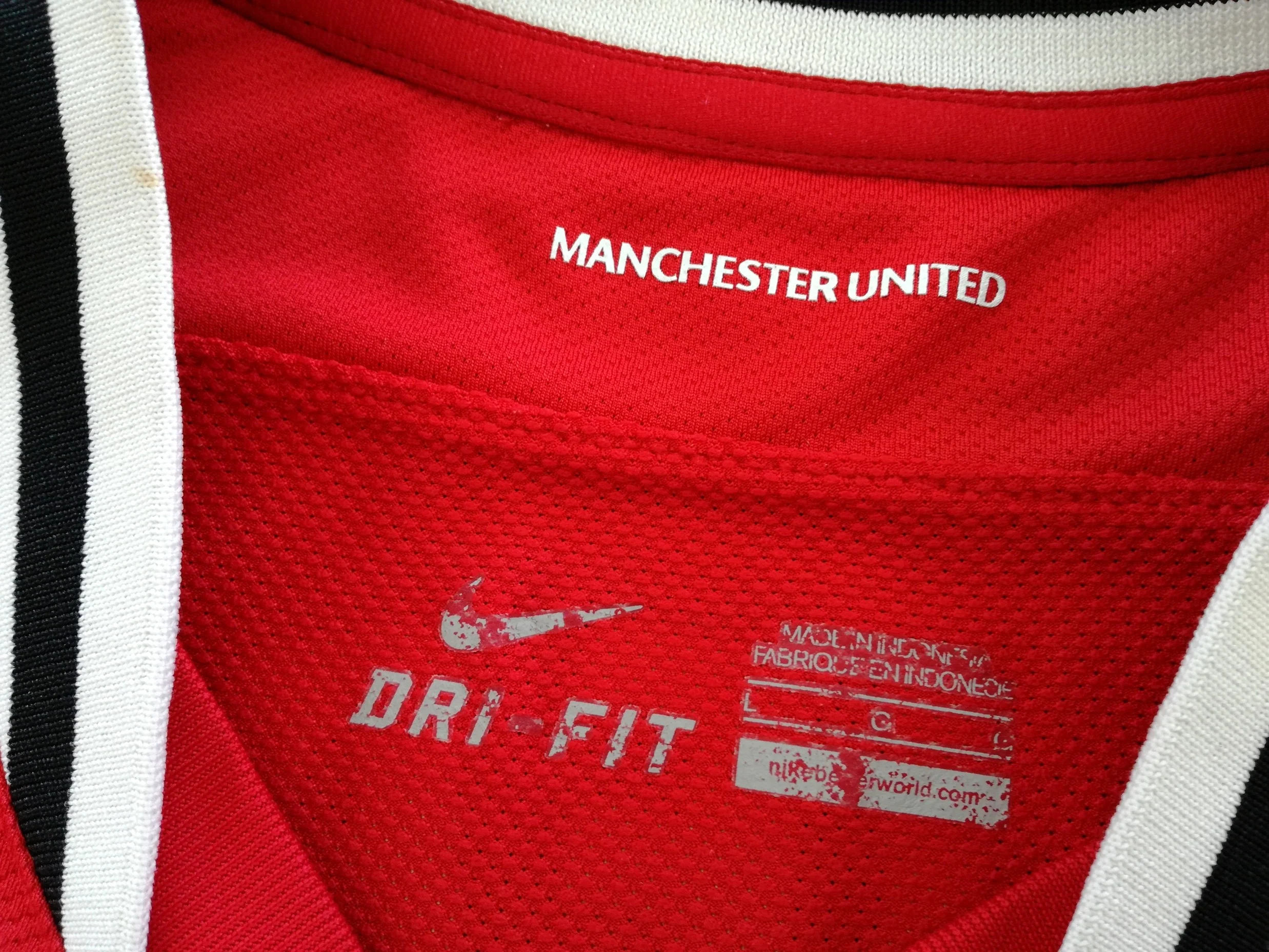 2011/12 Man Utd Home Premier League Football Shirt Cleverly #23 (L) - Image 3