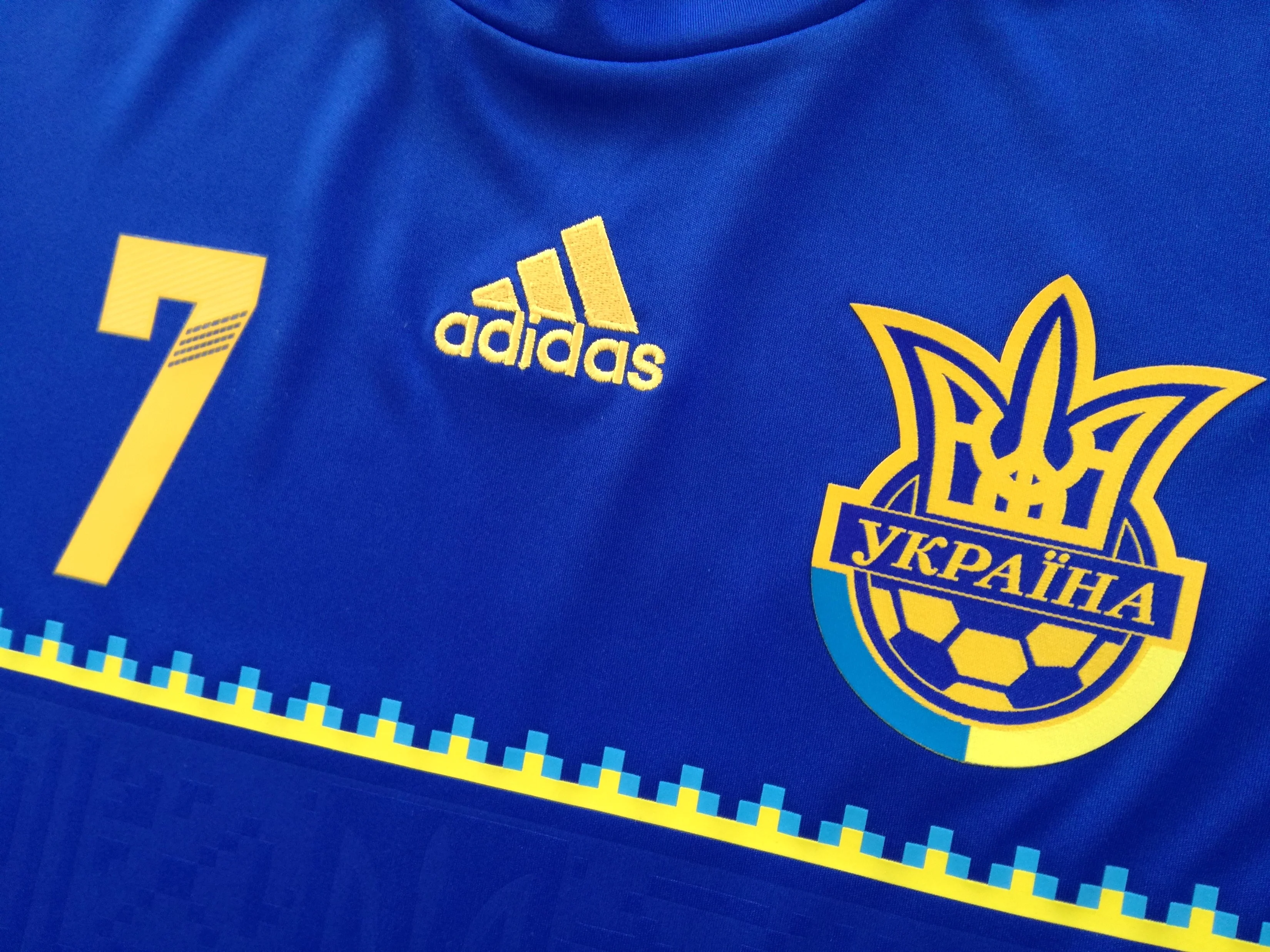 2011/12 Ukraine Away Football Shirt Shevchenko #7 (L) - Image 6
