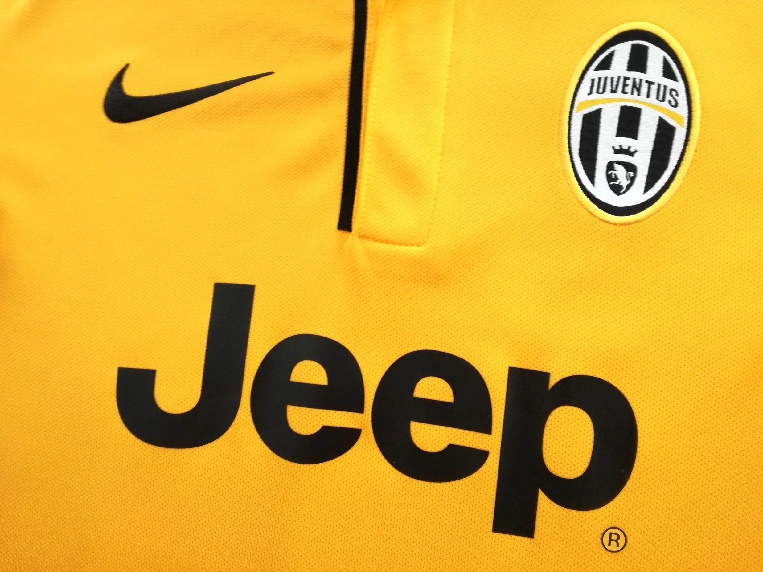 2013/14 Juventus Away Football Shirt Tevez #10 (S) - Image 4
