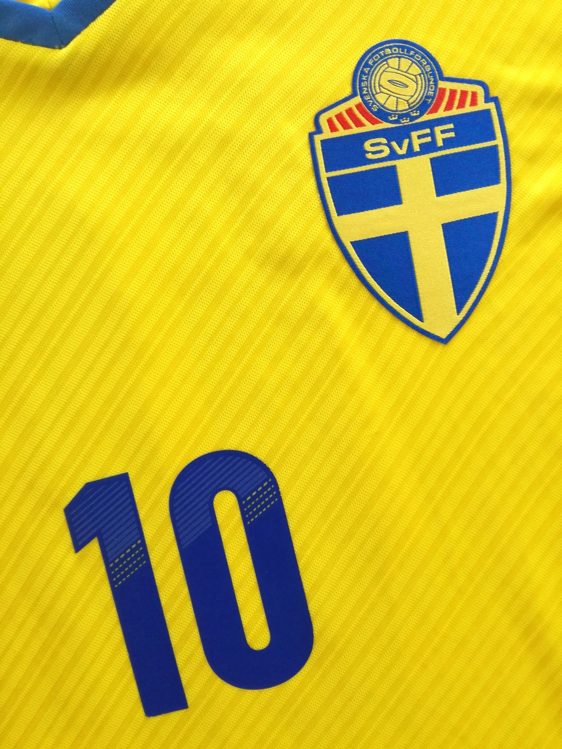 2013/14 Sweden Home Football Shirt Ibrahimović #10 (L) - Image 4