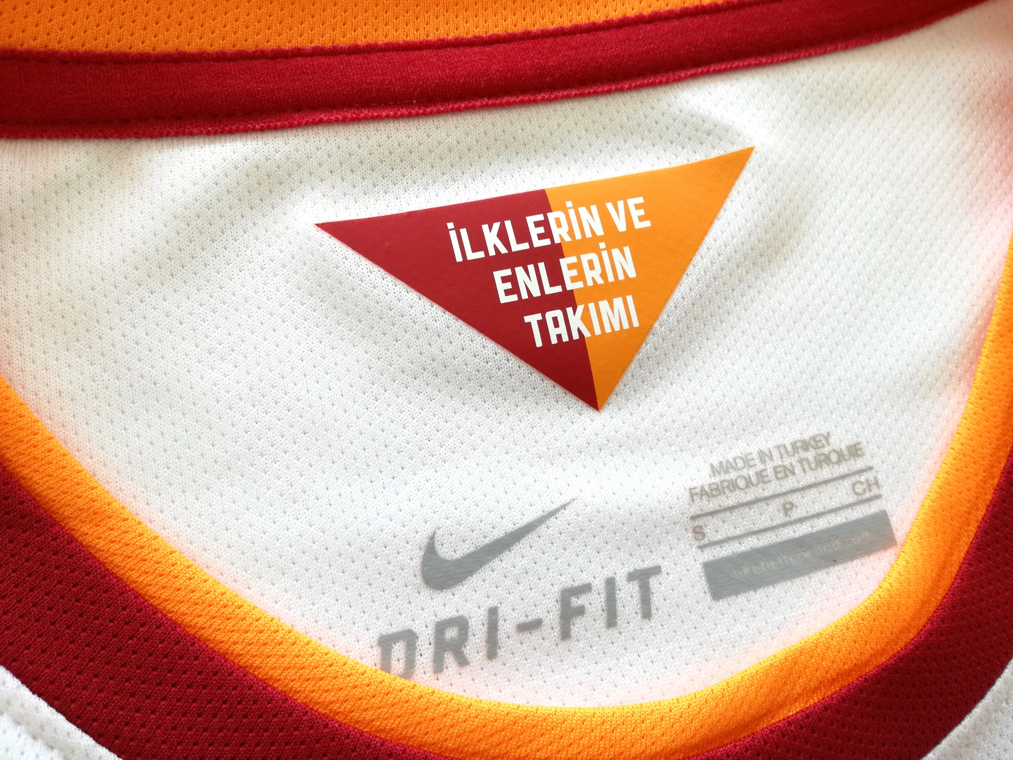 2014/15 Galatasaray Away Football Shirt Bruma #11 (S) - Image 5