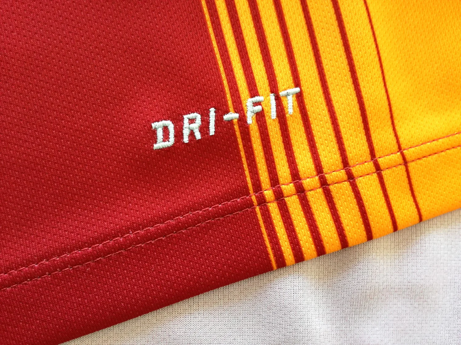 2014/15 Galatasaray Home Football Shirt. (XL) - Image 4