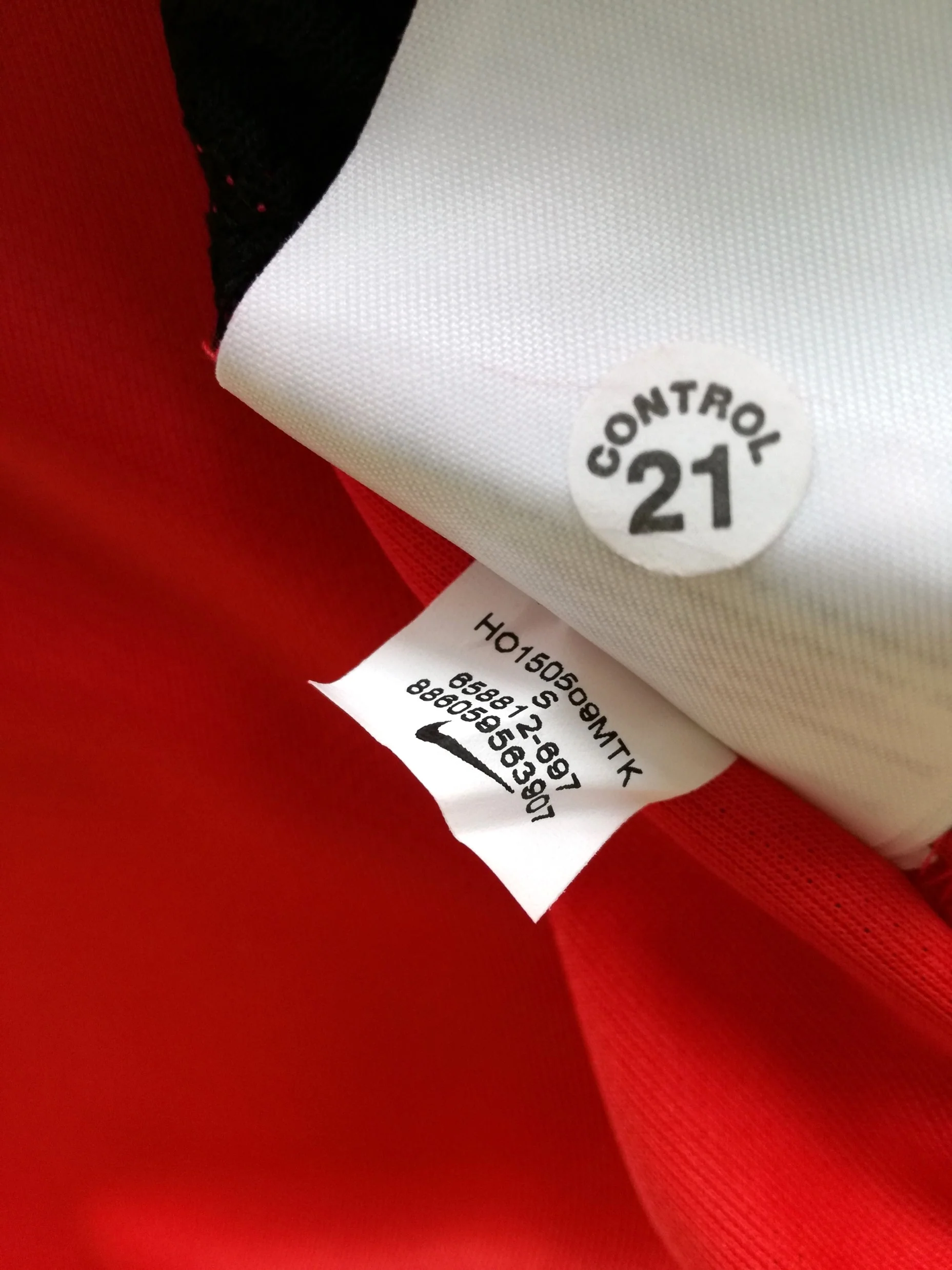 2015/16 Galatasaray 3rd Football Shirt (S) - Image 7