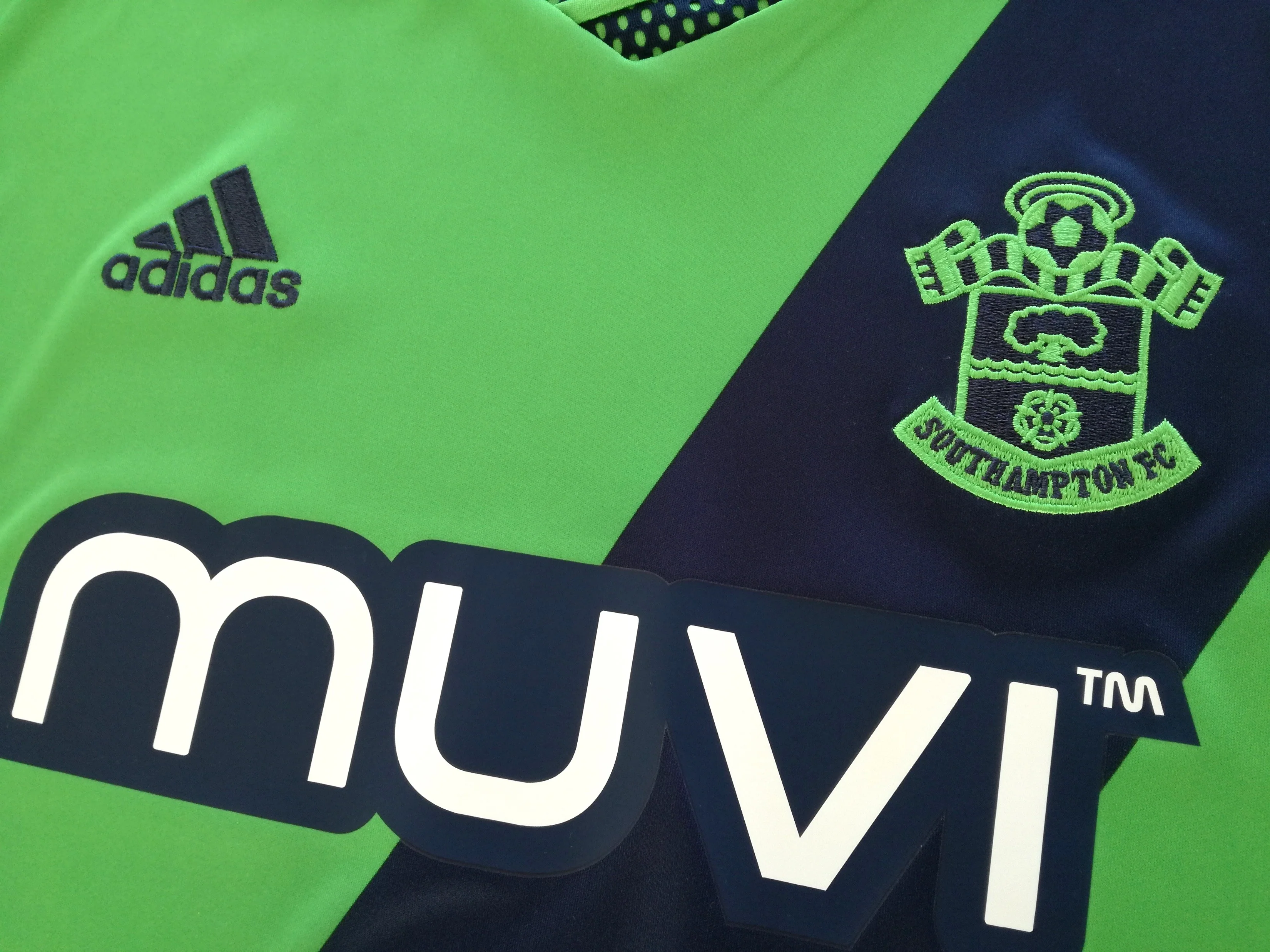 2015/16 Southampton Away Football Shirt (L) - Image 3