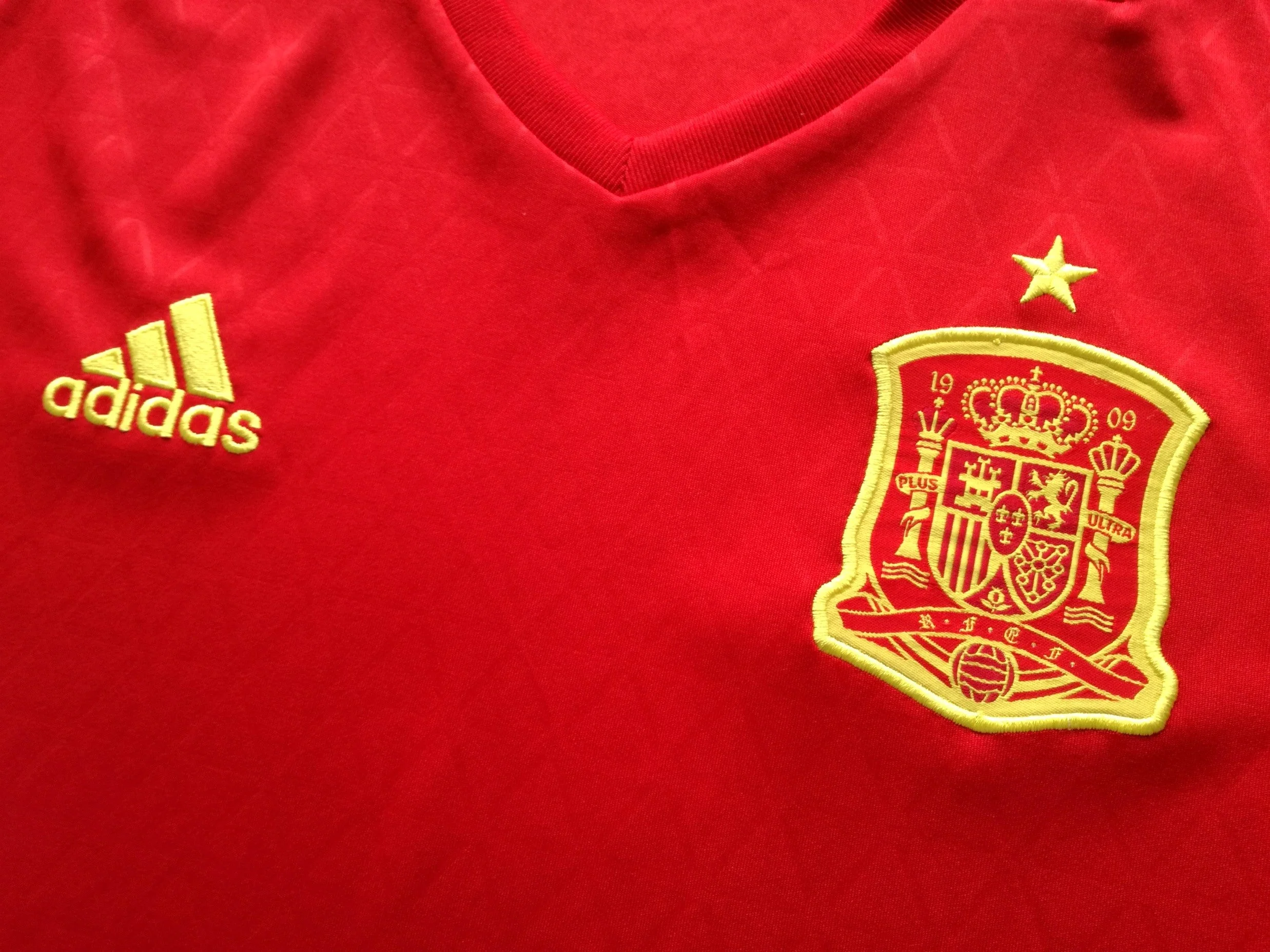 2015/16 Spain Home Football Shirt (L) - Image 4