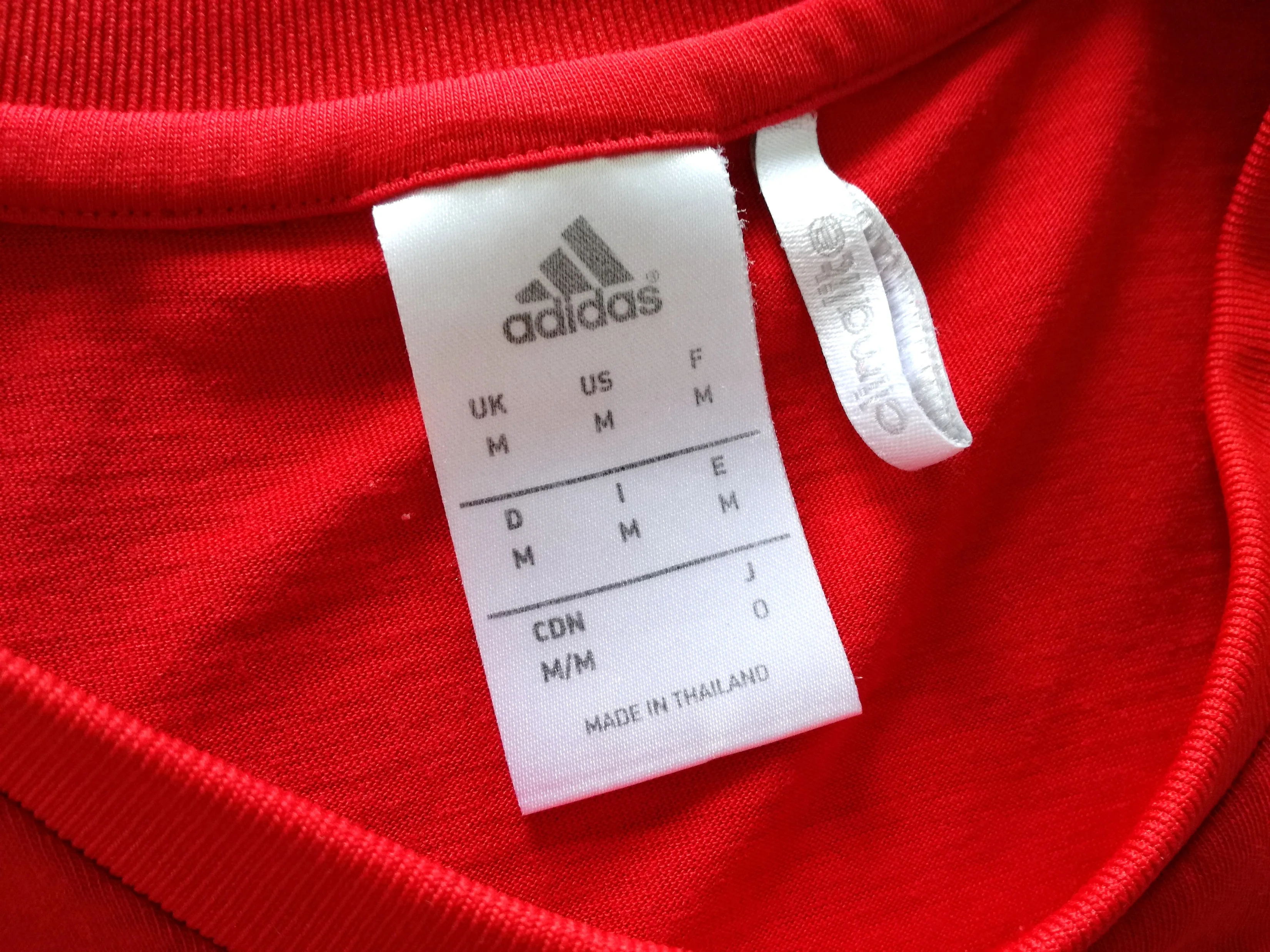 2015/16 Spain Training T-Shirt (M) - Image 2