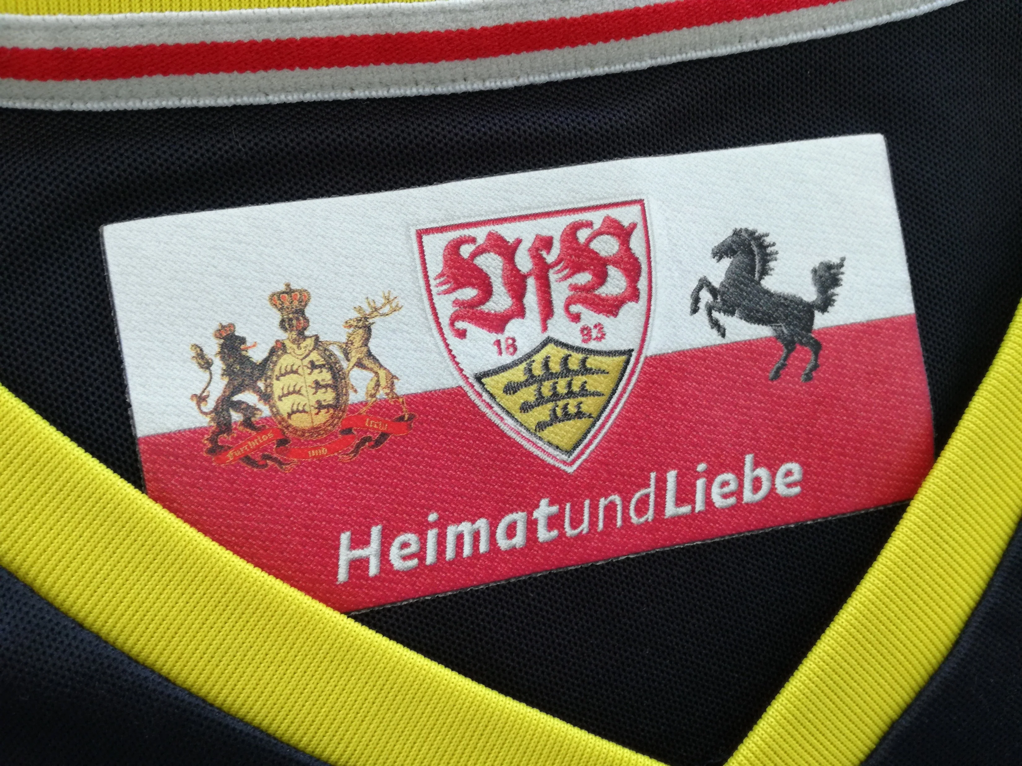 2015/16 Stuttgart 3rd Football Shirt (M) - Image 5