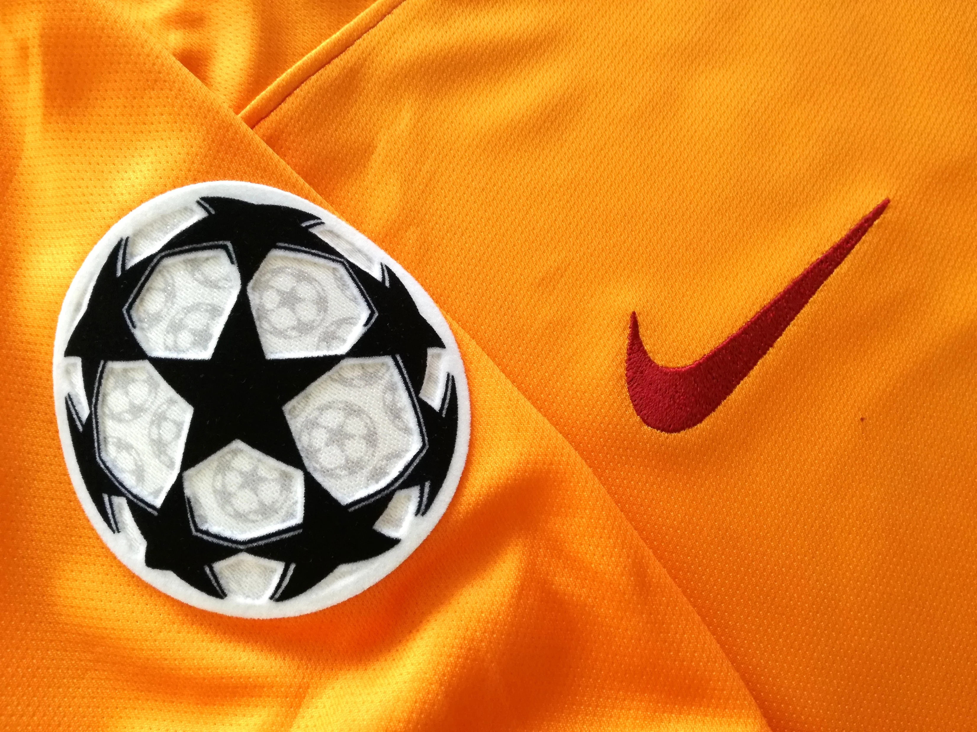 2015/16 Galatasaray Home Champions League Football Shirt Gümüş #18 (S) - Image 6