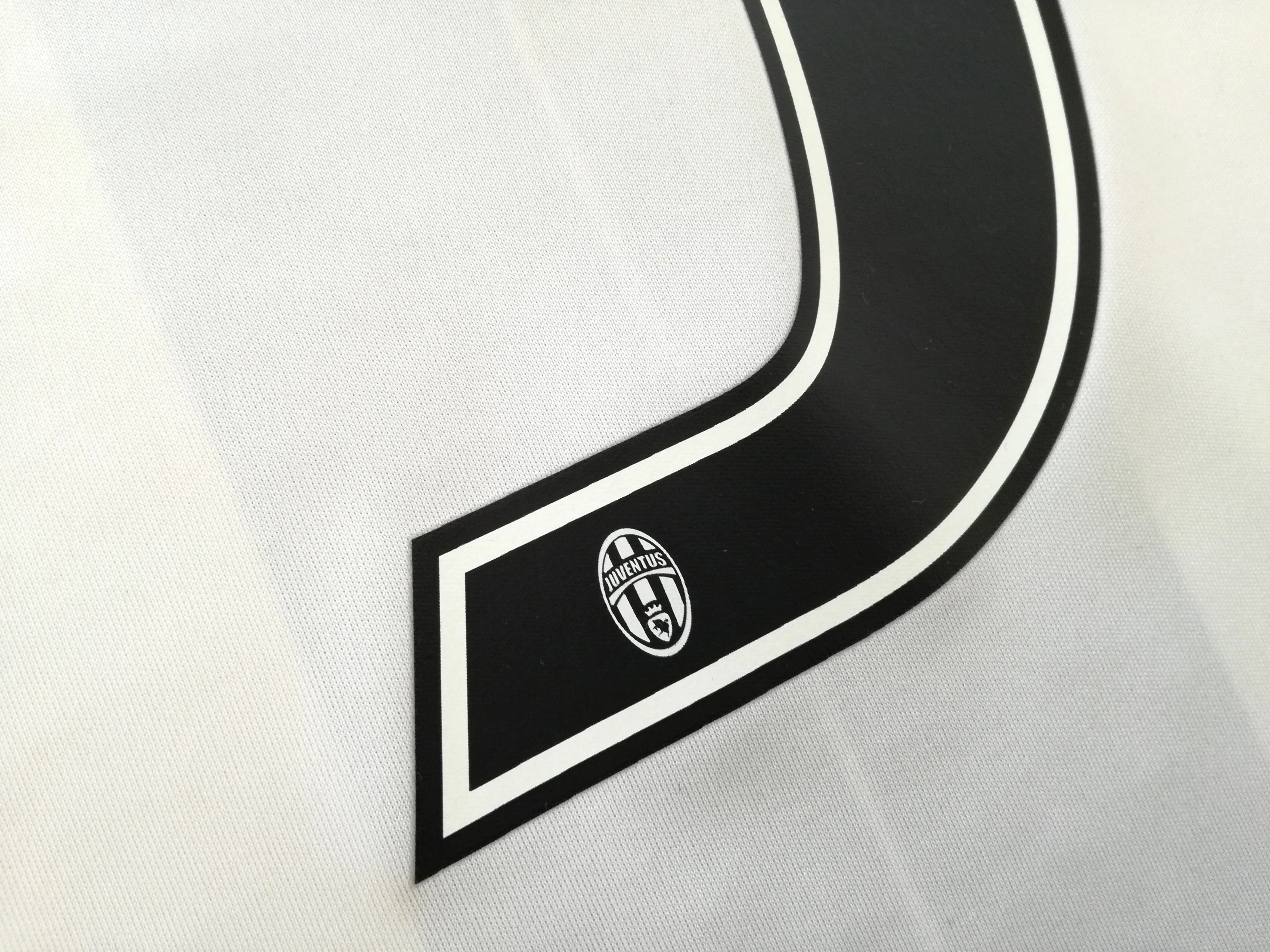 2016/17 Juventus Home Serie A Football Shirt Higuain #9 (S) - Image 8