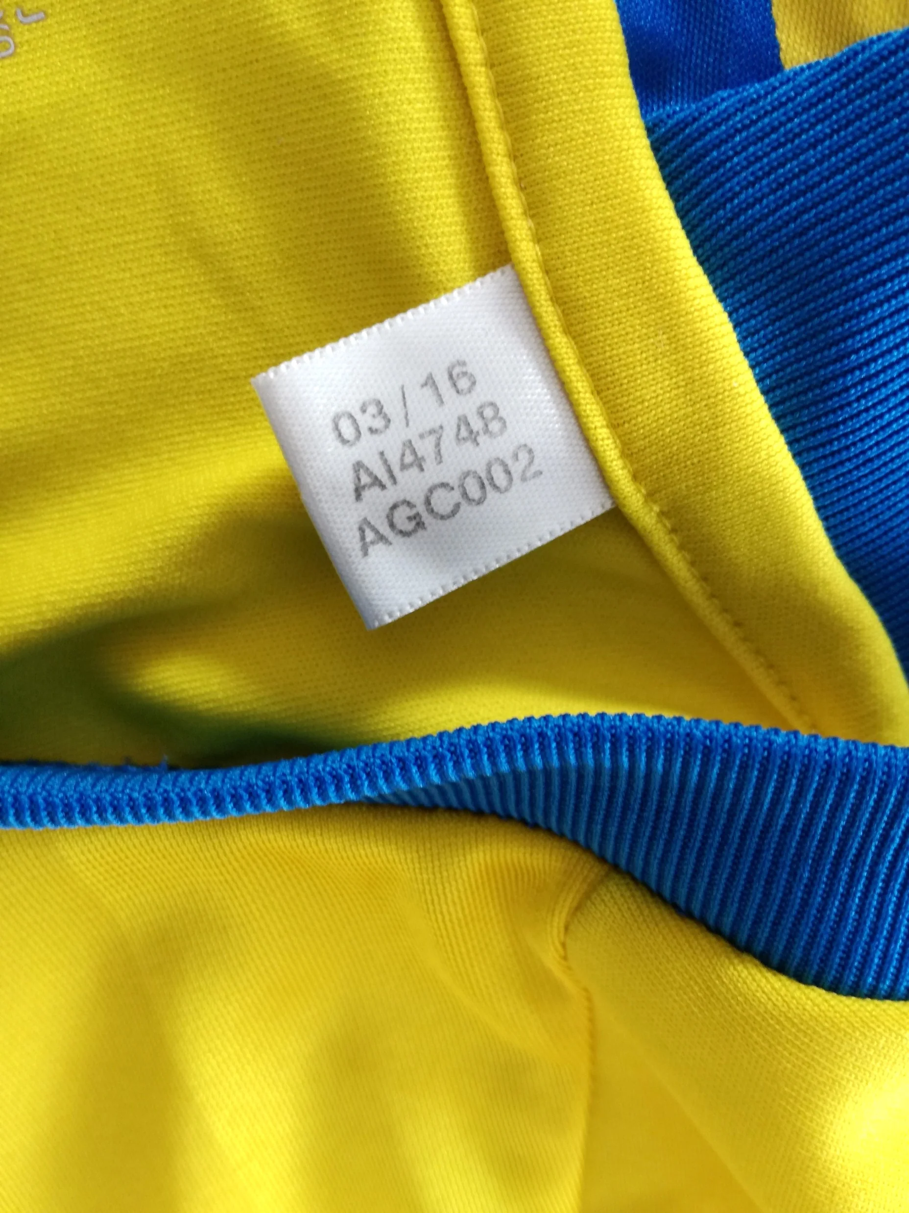 2016/17 Sweden Home Football Shirt (XXL) - Image 6
