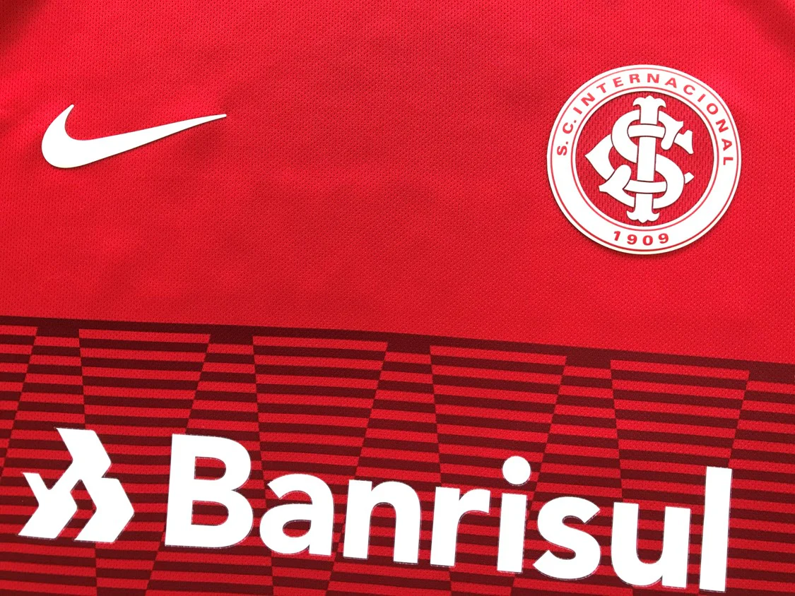 2017 Internacional Home Football Shirt Gutierrez #18 (M) - Image 3