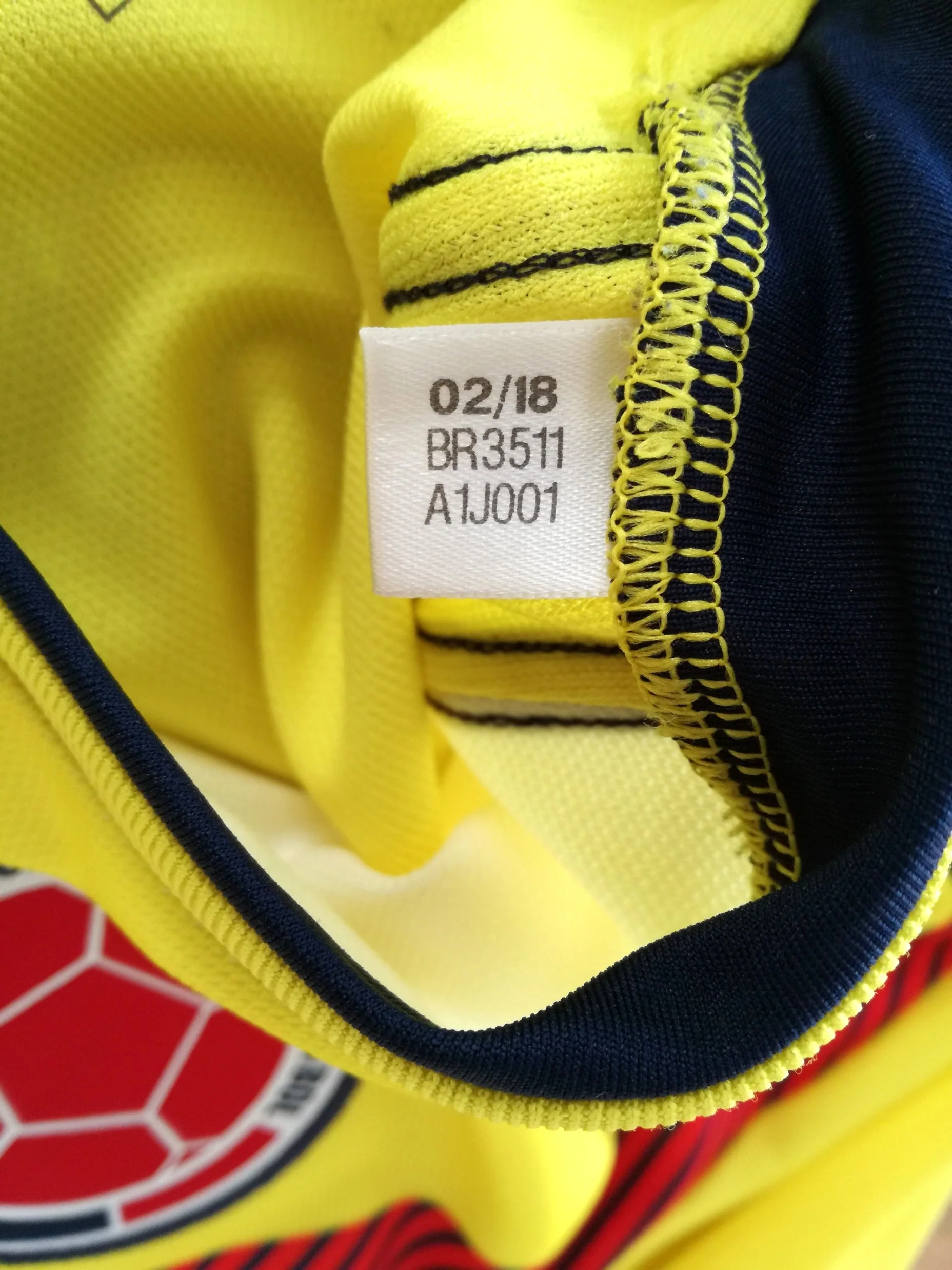 2018/19 Colombia Home Football Shirt. (S) - Image 2
