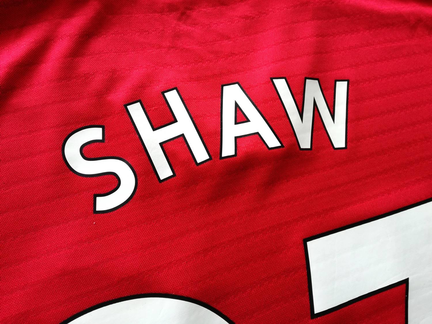 2018/19 Man Utd Home Premier League Football Shirt Shaw #23 (S) - Image 7
