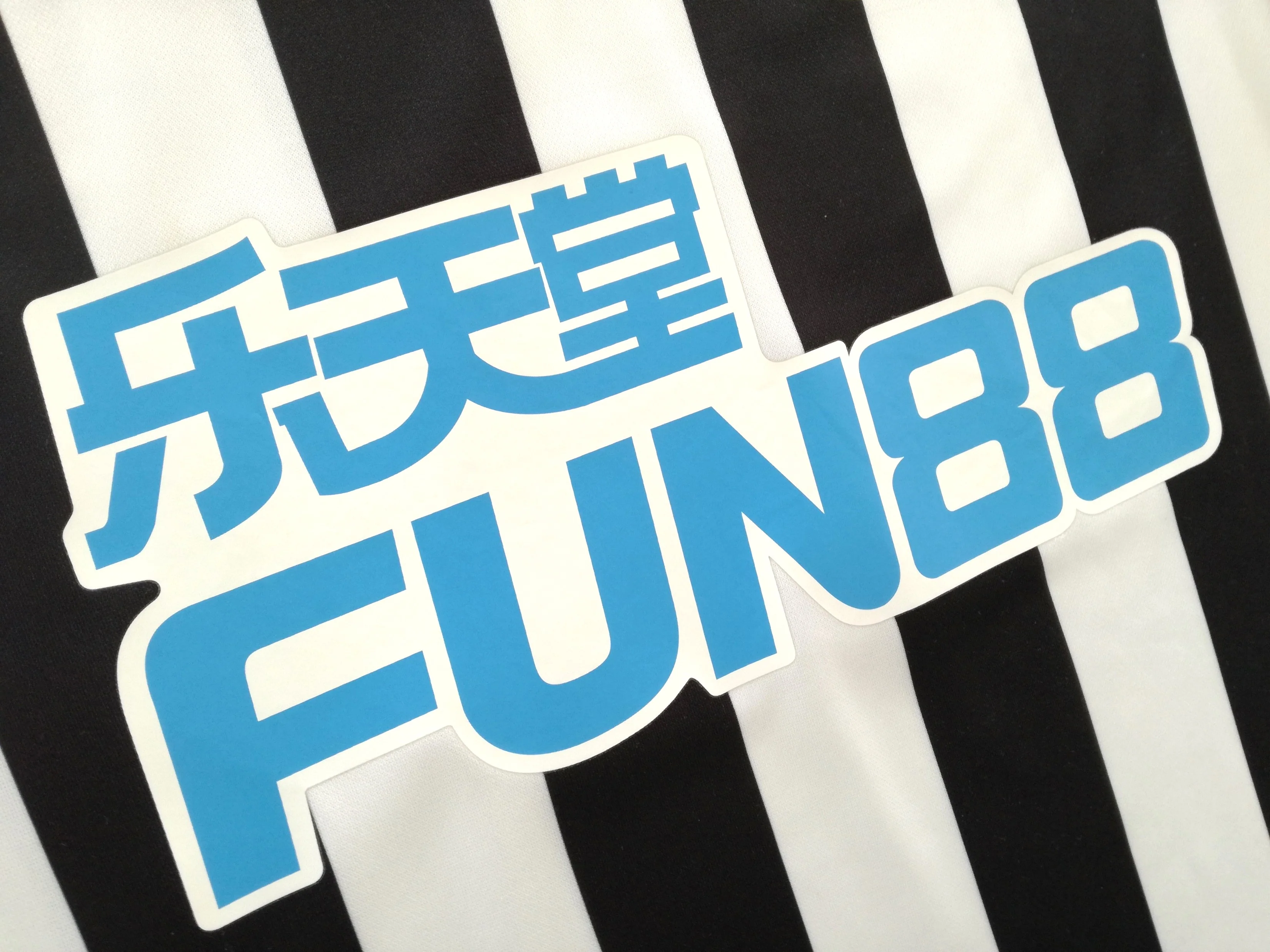 2018/19 Newcastle Utd Home Football Shirt (S) - Image 3