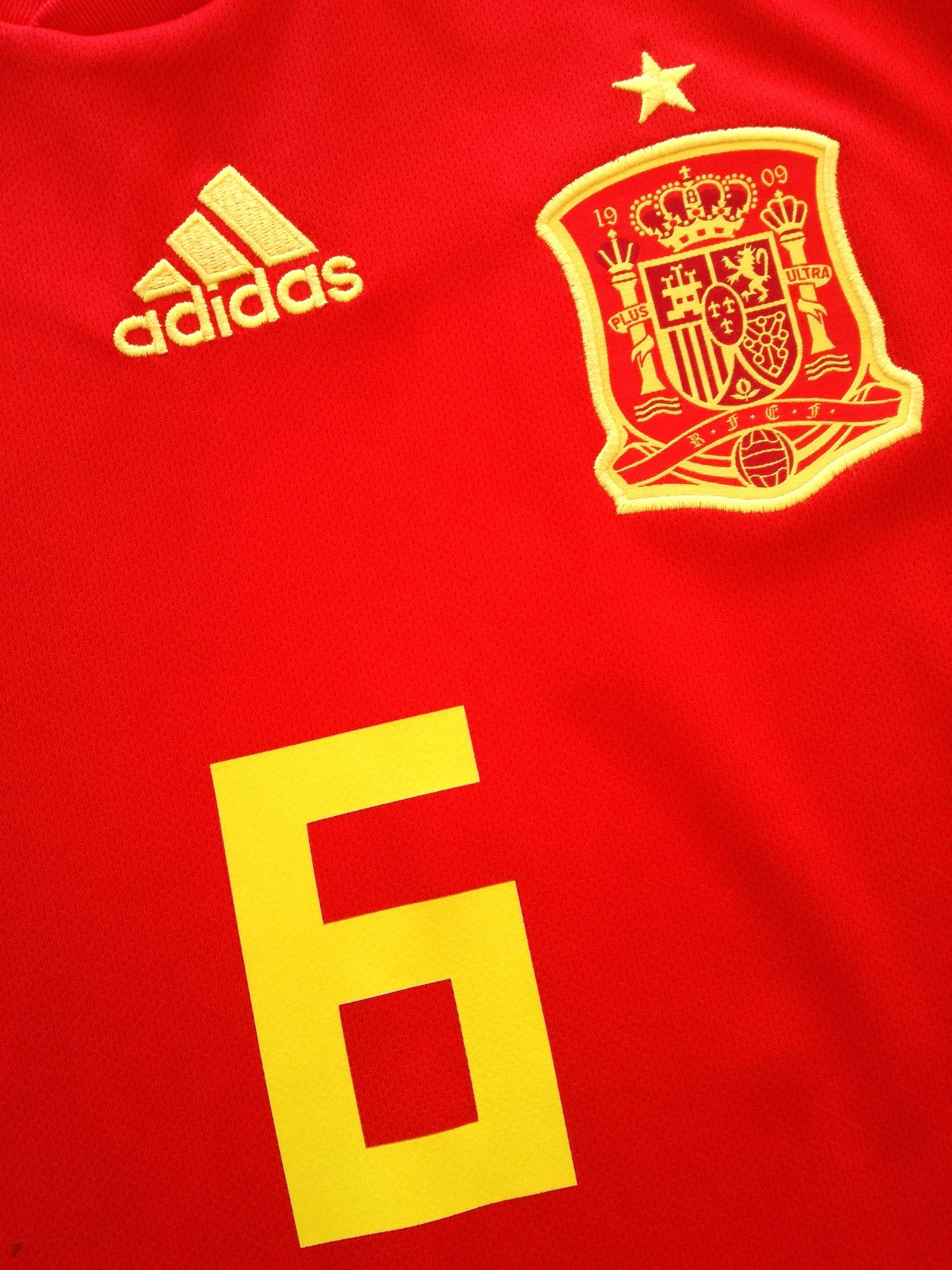 2018/19 Spain Home Football Shirt A.Iniesta #6 (S) - Image 3