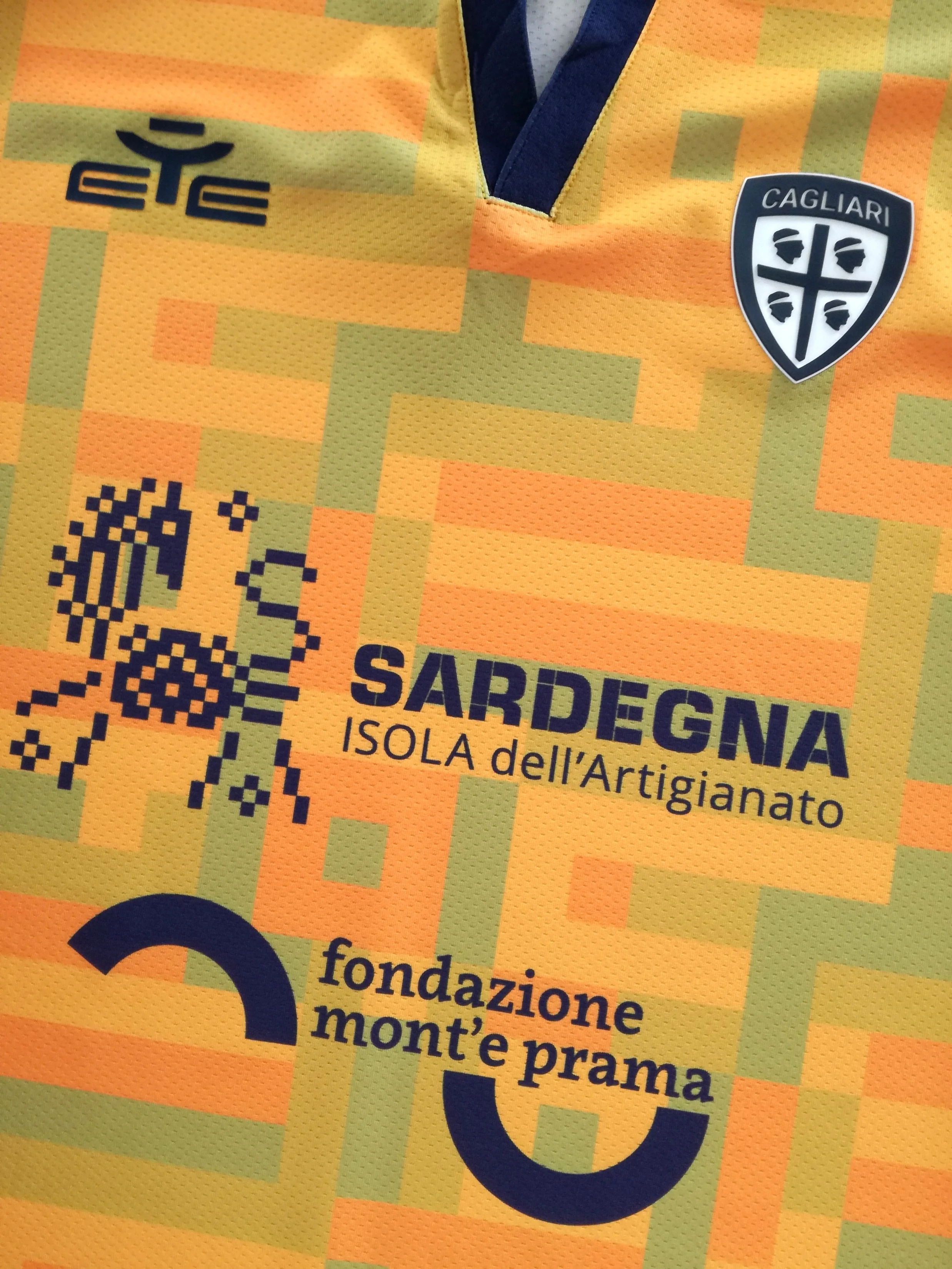 2022/23 Cagliari 3rd Football Shirt (XL) - Image 4