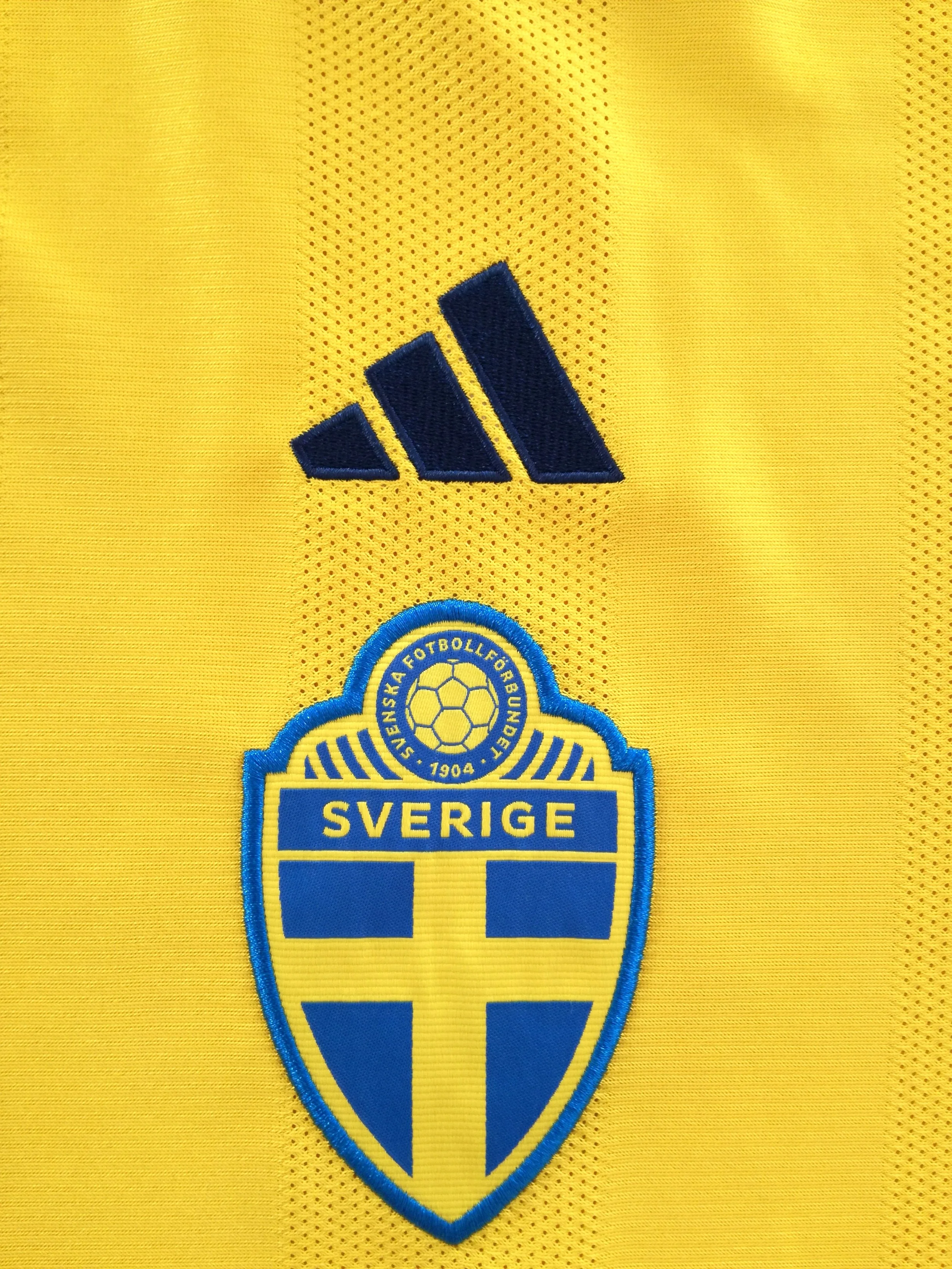 2022/23 Sweden Home Football Shirt (XL) - Image 3
